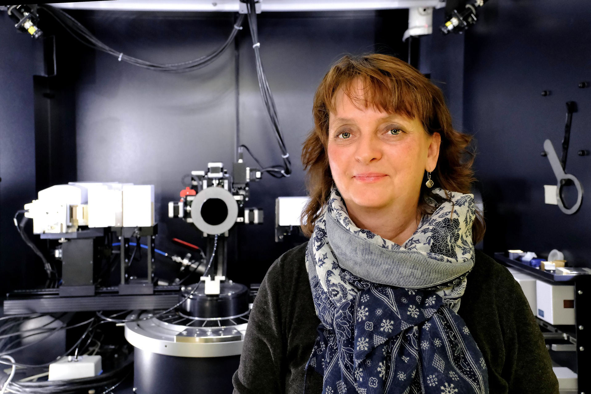 Antonia Neels, responsabile del Centro EMPA per l'analisi dei raggi X a Neuchâtel, è un'esperta di vetri metallici e analizzerà i campioni provenienti dalla Stazione Spaziale Internazionale (Foto: EMPA)