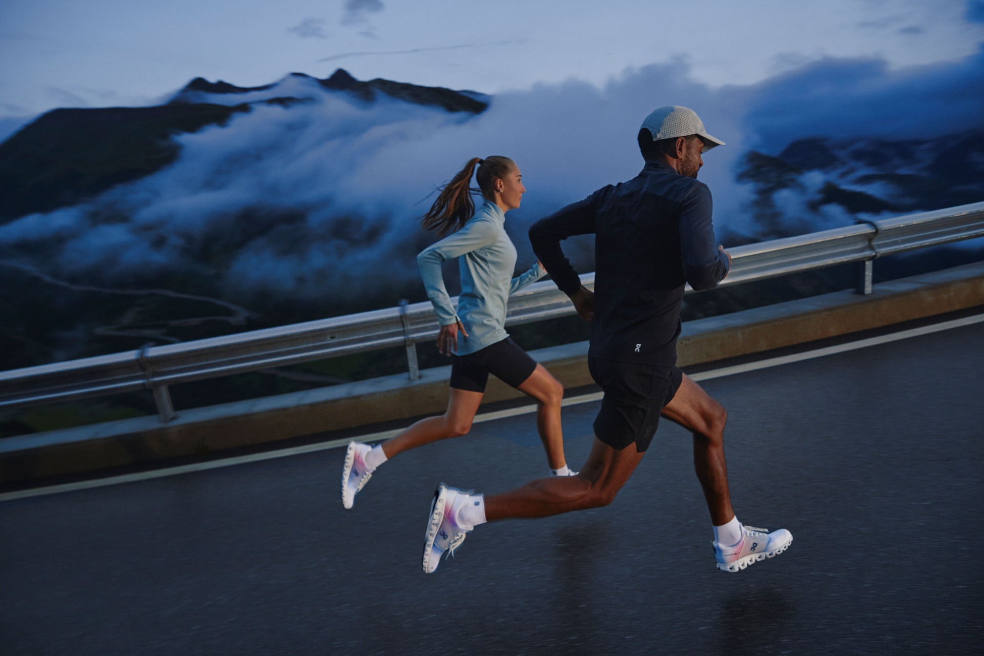 Due runner in azione con le scarpe in carbonio On Cloudprime