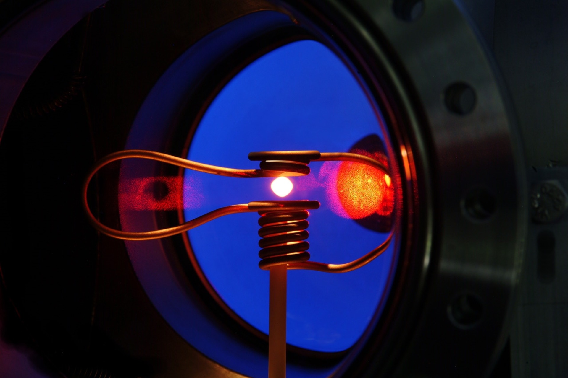 Gli astronauti hanno installato un levitatore o “forno” elettromagnetico (EML) all’interno della Stazione Spaziale Internazionale: qui, le gocce di vetro metallico dell’esperimento della sede neocastellana dell’EMPA e dell’Università di Ulm fluttueranno più a lungo per consentire inedite rilevazioni (Foto: ESA)