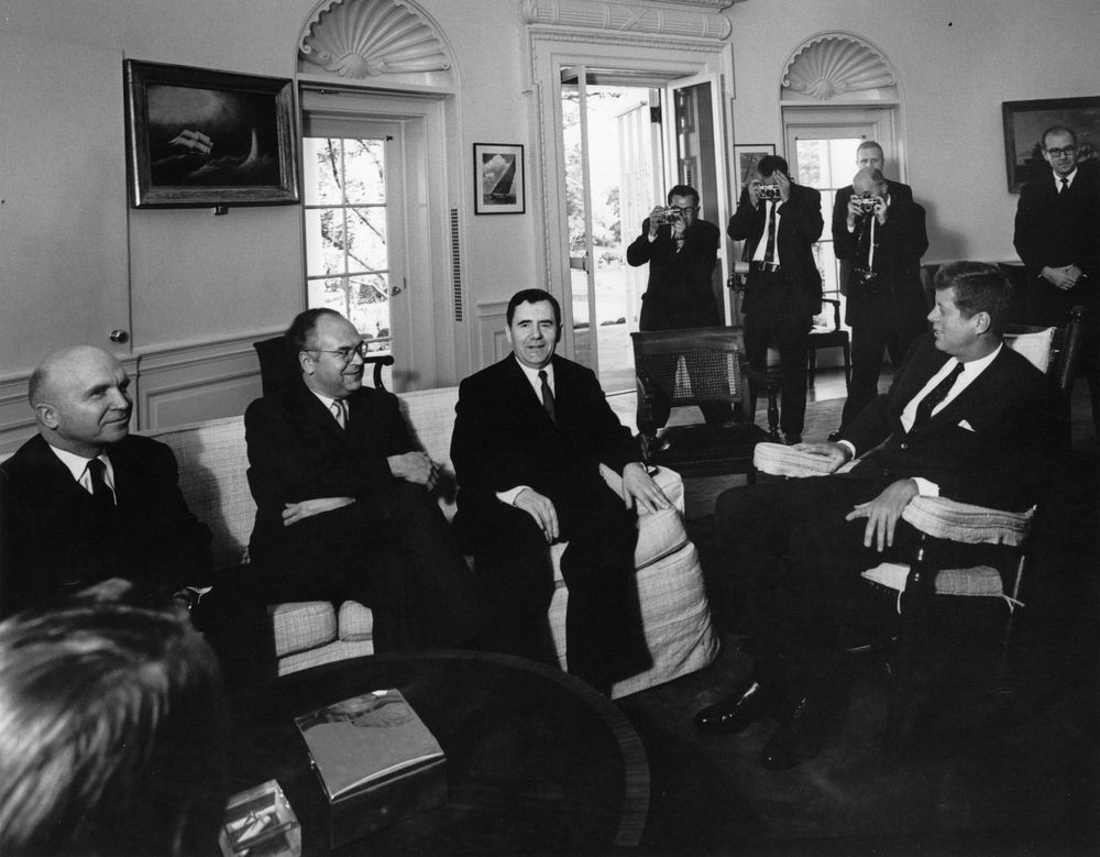 Il Presidente USA John Kennedy incontra il Ministro degli Esteri sovietico, Andrej Andreevič Gromyko, nello Studio Ovale il 18 ottobre 1962
