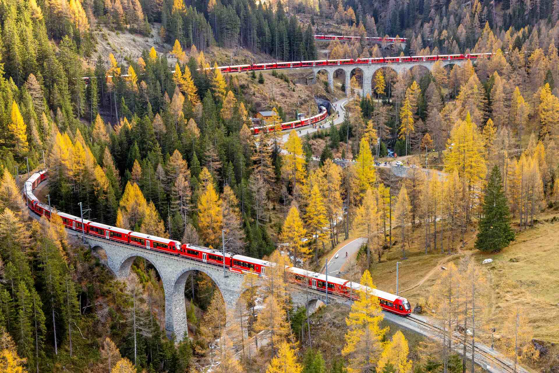 Il treno a scartamento ridotto più lungo del mondo sulla linea dell'Albula delle Ferrovie Retiche in Svizzera il 29 ottobre 2022 (Foto: Andy Mettler/Swiss-Image)