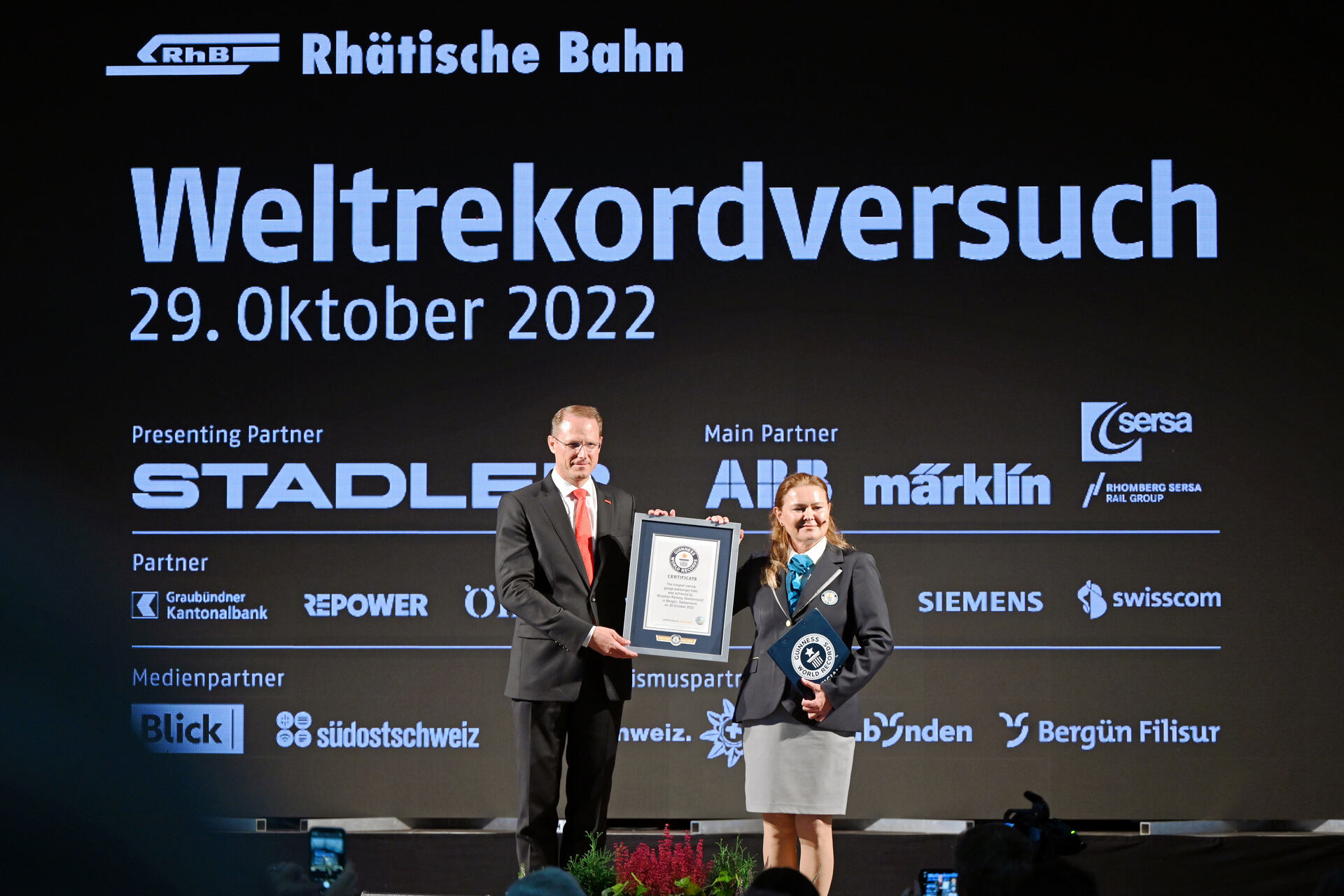 L’attestato “Guinness World Record” alle Ferrovie Retiche per il treno a scartamento ridotto più lungo del mondo il 29 ottobre 2022