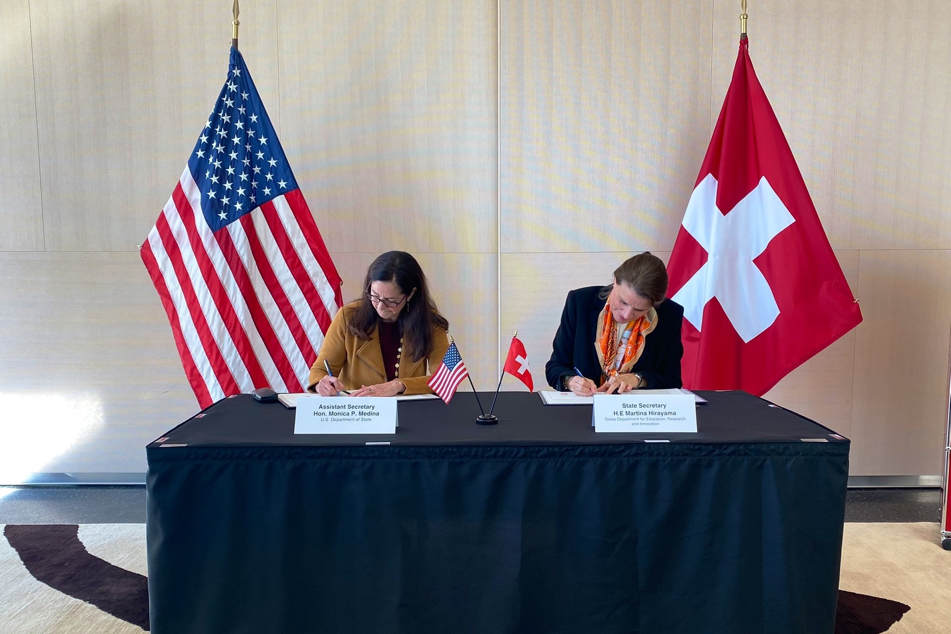 Monica Medina e Martina Hirayama alla firma dell'accordo Svizzera-USA sulla ricerca quantistica
