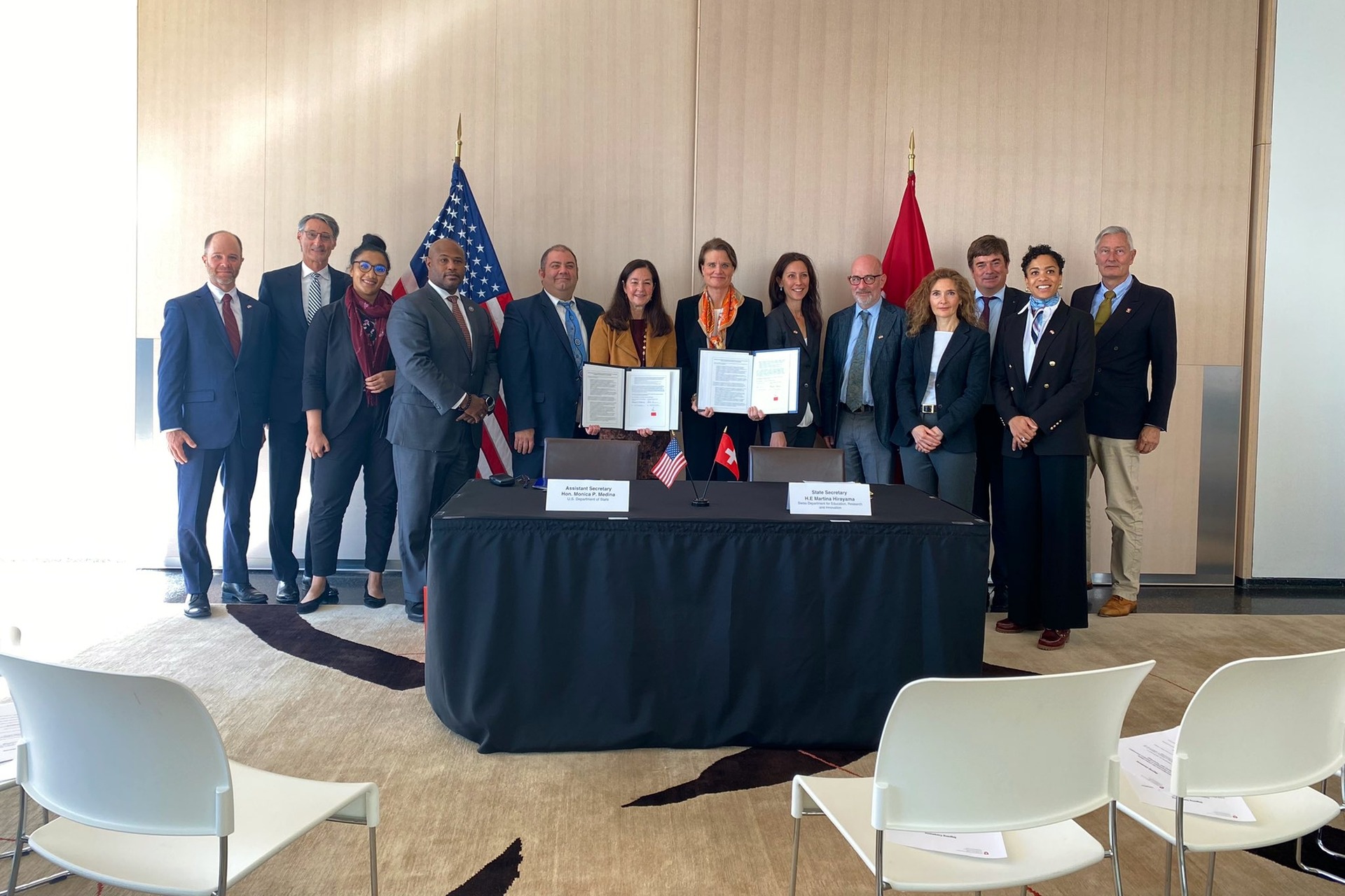 Monica Medina e Martina Hirayama alla firma dell'accordo Svizzera-USA sulla ricerca quantistica