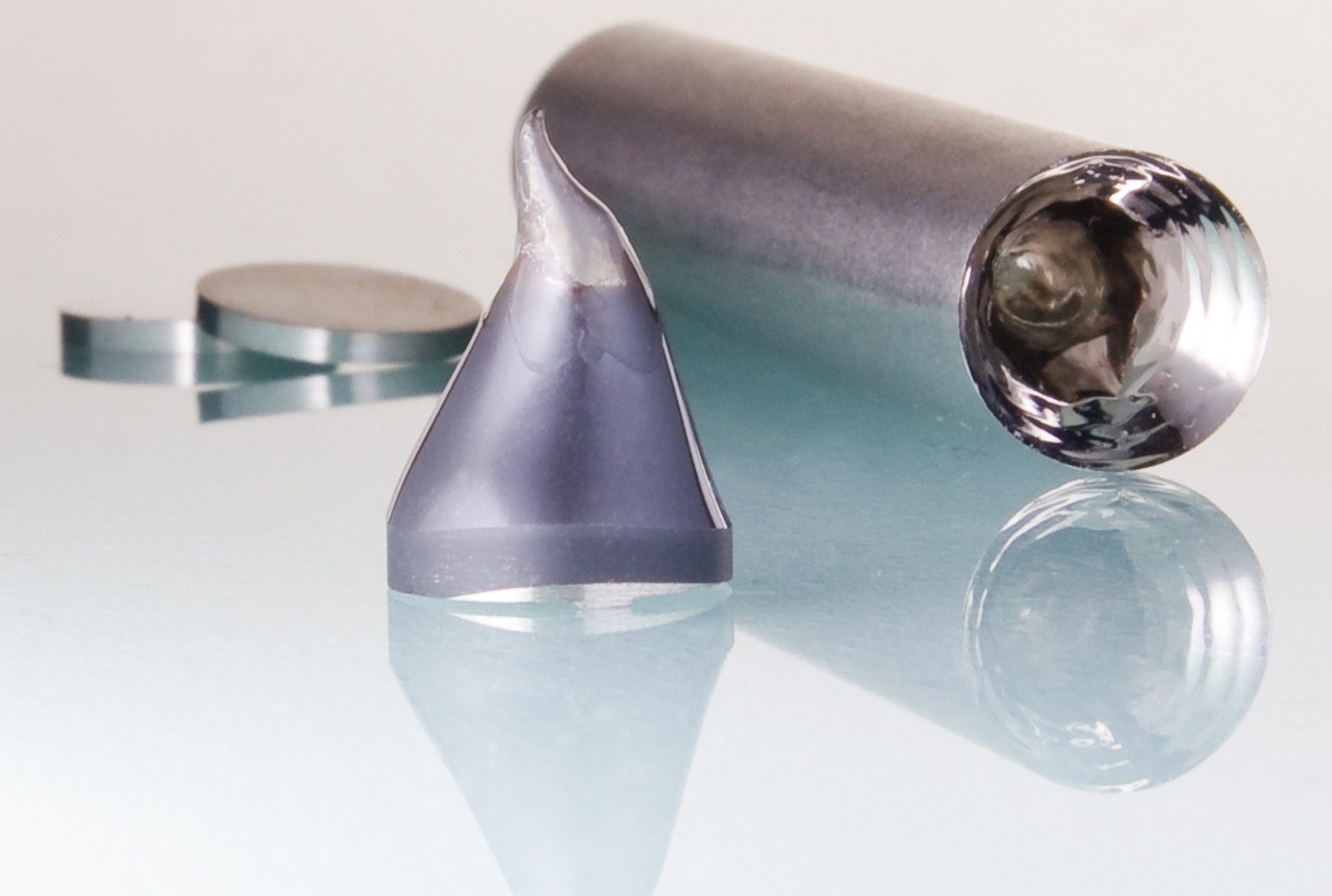 Pezzi di una lega metallica amorfa o di vetro metallico Vitreloy 4 di composizione chimica Zr47Ti8Cu7.5Ni10Be27.5 il diametro del cilindro è di un centimetro