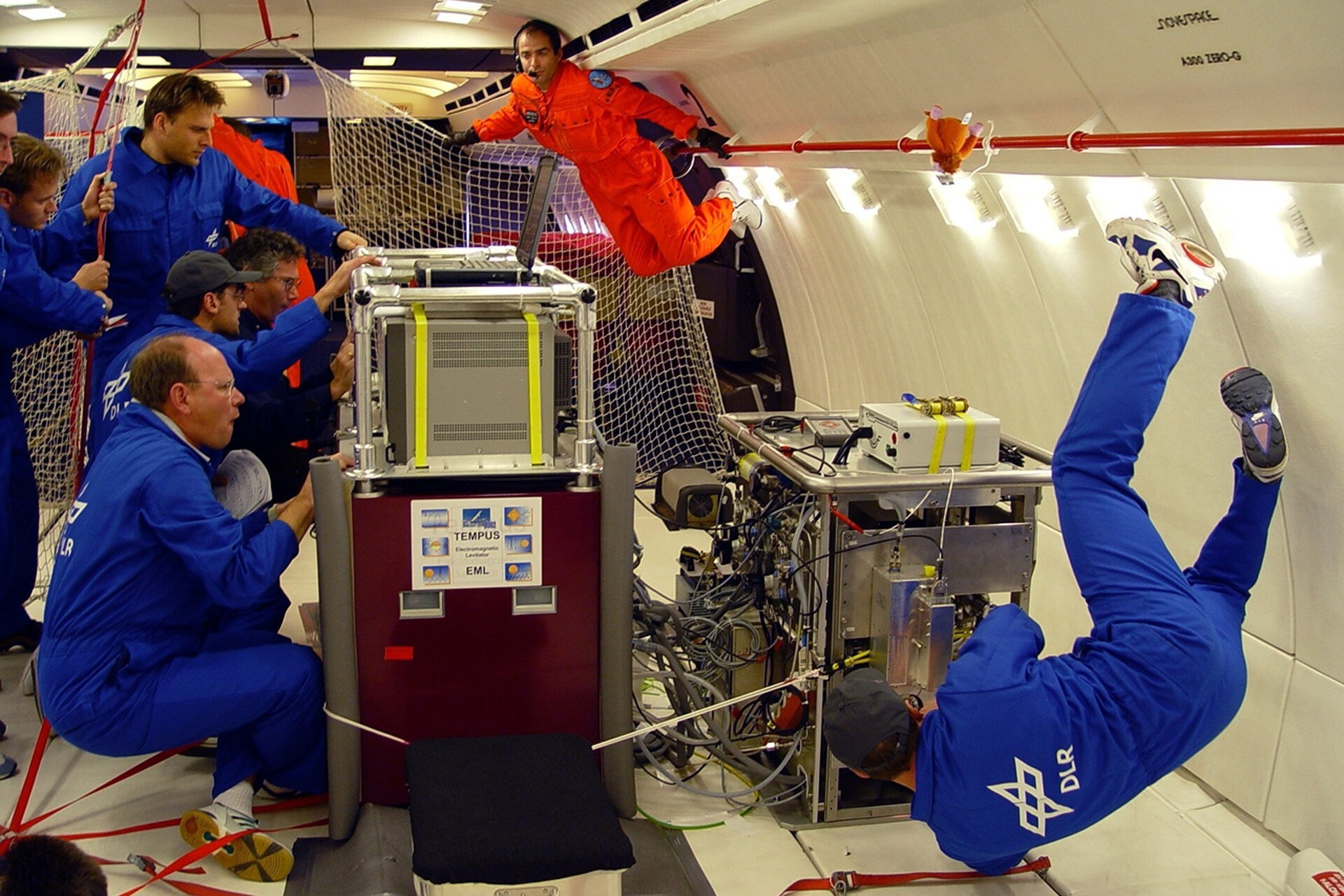Scienziati dell'Università di Ulm in assenza di gravità durante un test di fusione nello Zero-G Airbus 310 della società Novespace (Foto: Airbus Defense and Space)