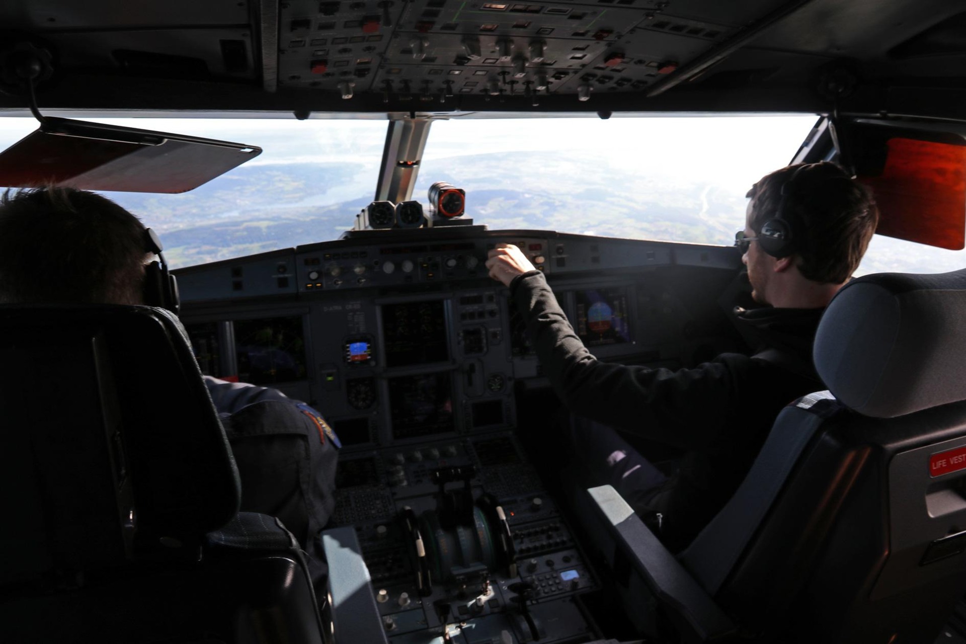 I piloti, i comandi e l'abitacolo di un jet riservato al trasporto passeggeri