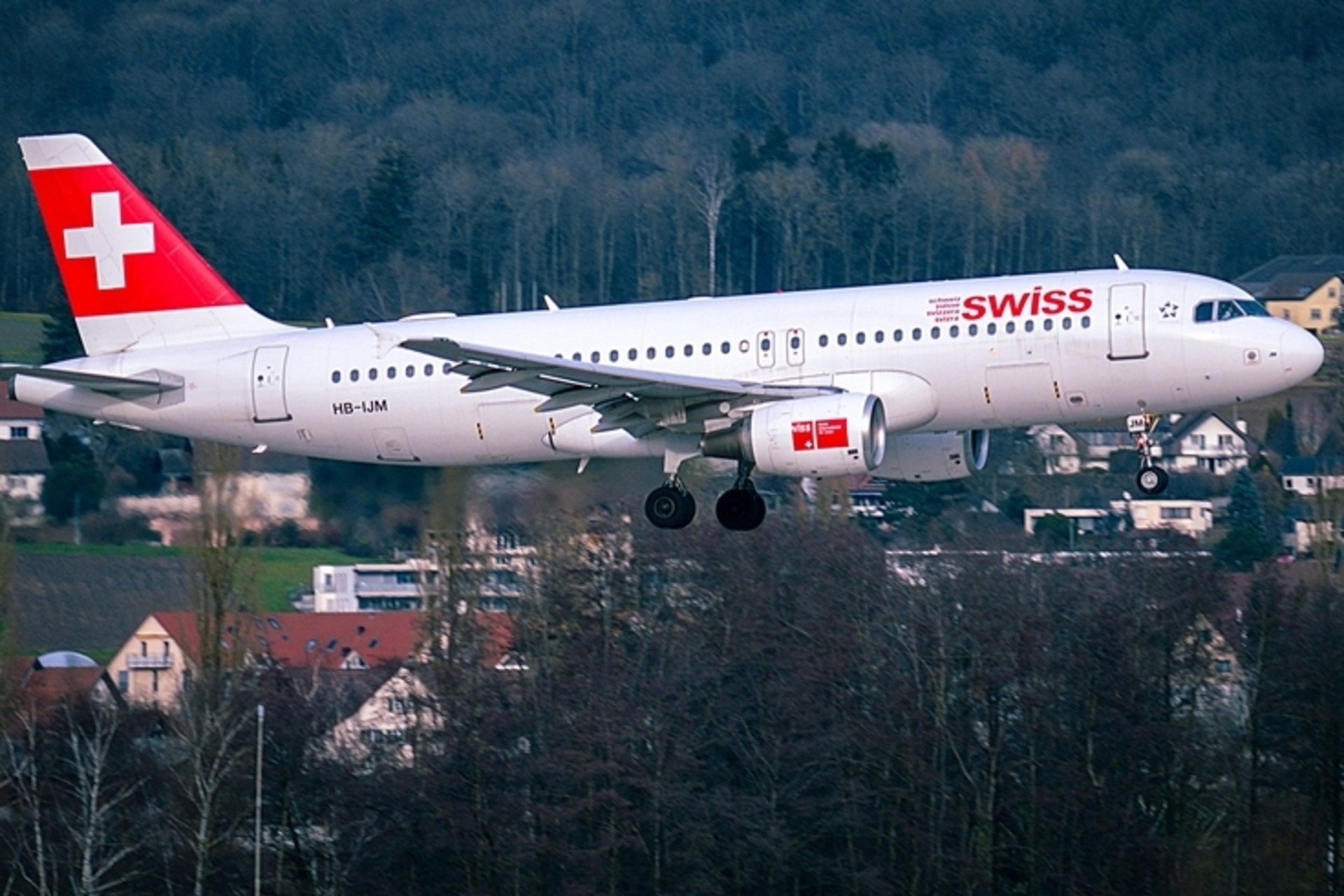 Un aeroplano della Swiss International Air Lines in fase di atterraggio