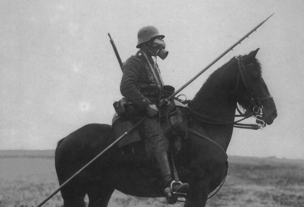 Un soldato tedesco della Prima Guerra Mondiale dotato di armi antiche e moderne