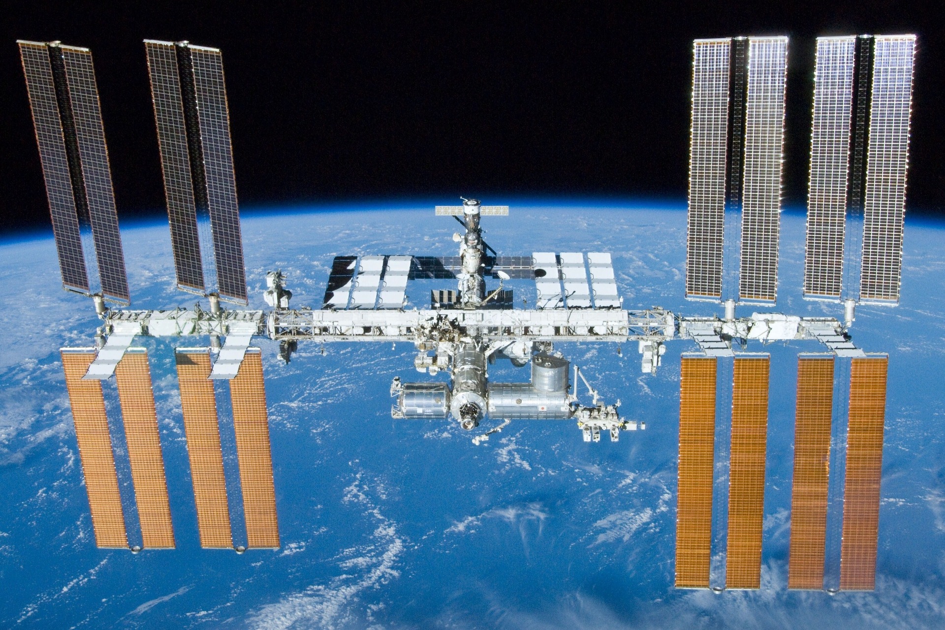 Una vista iconica della Stazione Spaziale Internazionale dallo Shuttle Atlantis durante la missione STS-132 il 23 maggio 2010