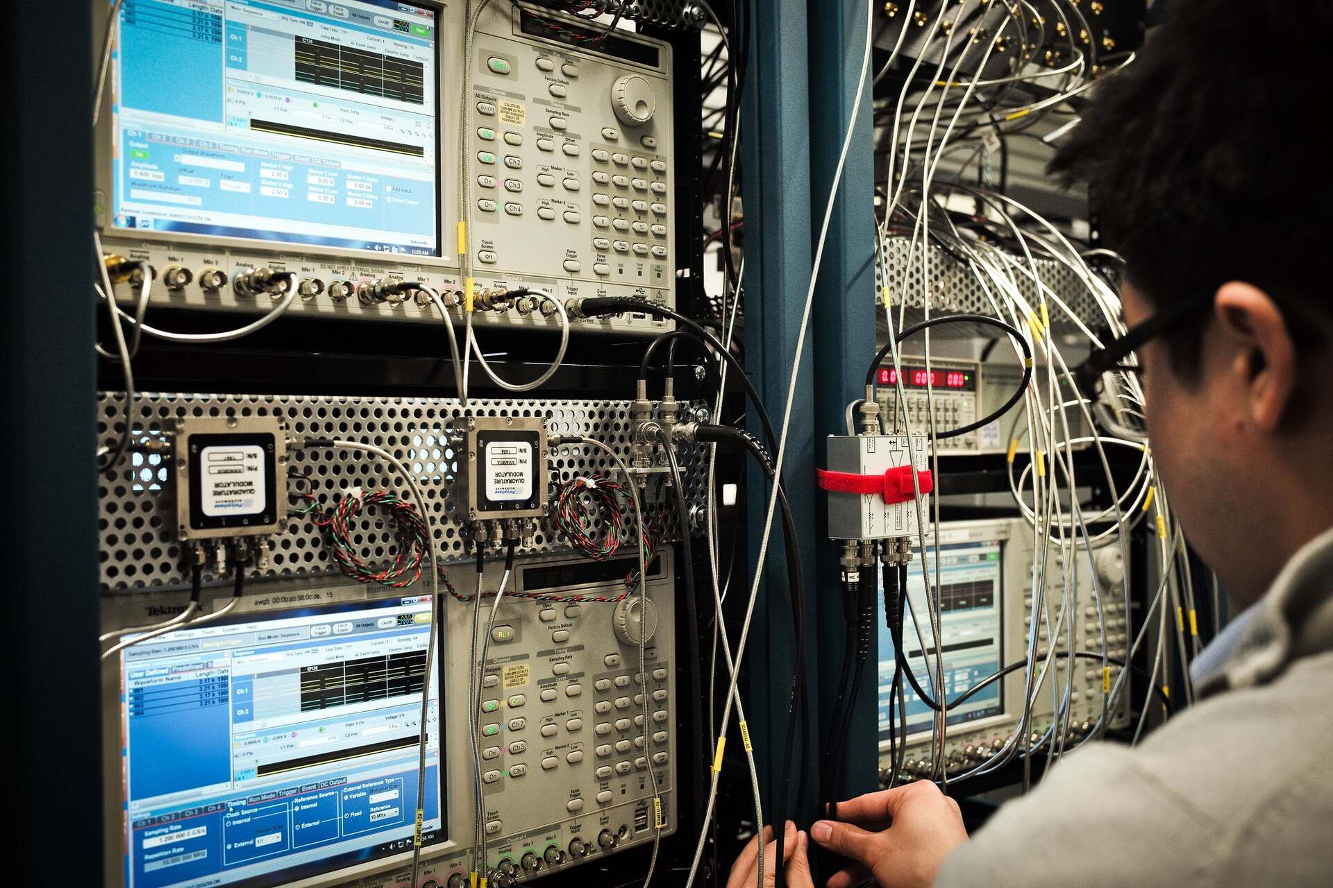 Controllo dell'hardware di controllo delle microonde che genera gli impulsi inviati al processore quantistico della IBM