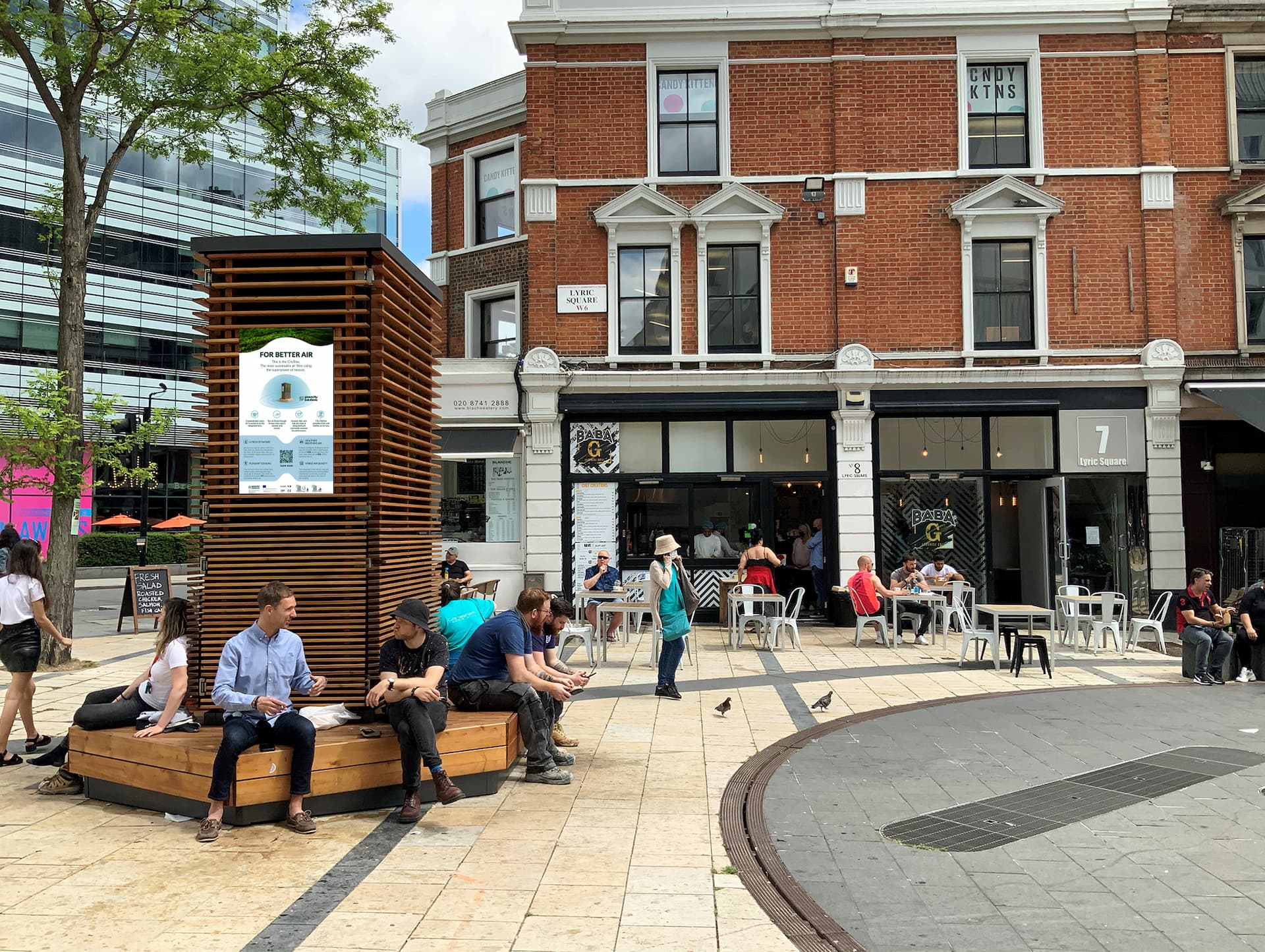Un esempio di City Tree nel quartiere di Hamersmith, a Londra. Queste infrastrutture vegetali, oltre a pulire l'aria, fungono anche da panchine e luogo di socialità all'interno della città (Foto: Green City Solutions)