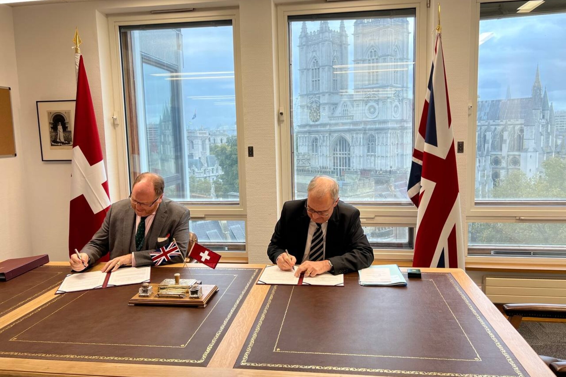 Il Consigliere Federale svizzero Guy Parmelin e il Ministro britannico George Freeman