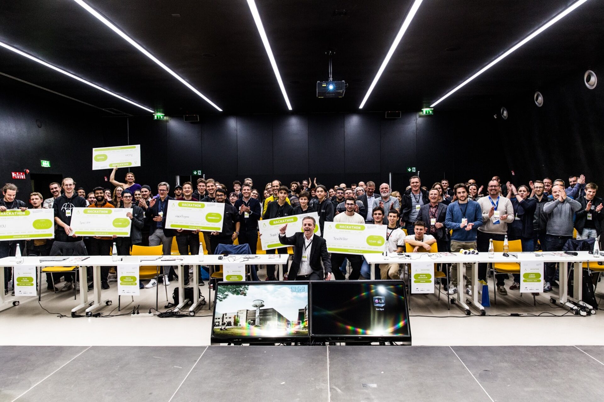 La premiazione dei vincitori 2022 della “NOI Hackathon SFScon Edition” a Bolzano l'11 e 12 novembre