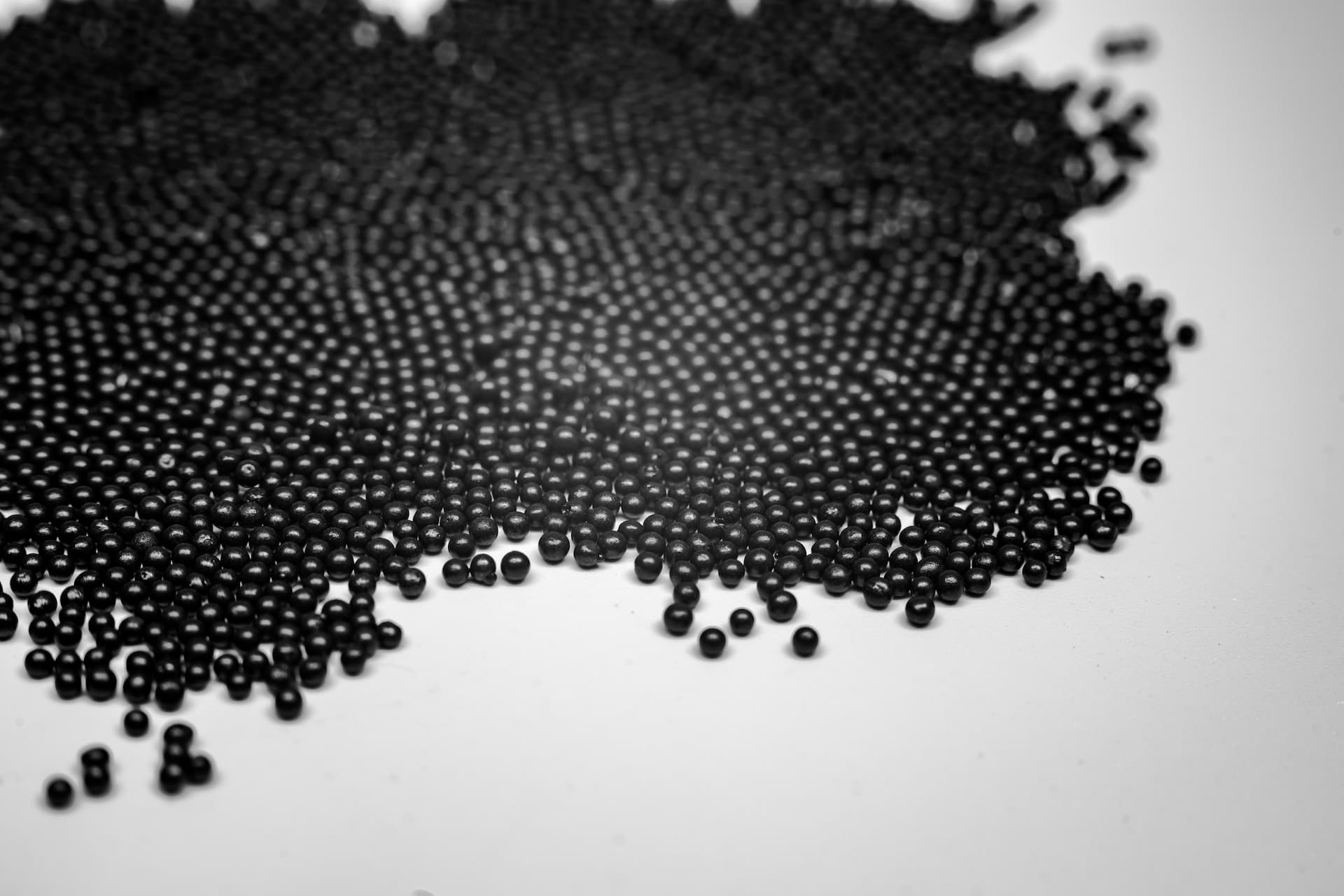 La granigliatura è un trattamento superficiale di tipo meccanico che si realizza attraverso l'uso di un abrasivo granulato metallico: l'effetto, su un manto stradale, è la schiaritura (Foto Jun Li - iStock)