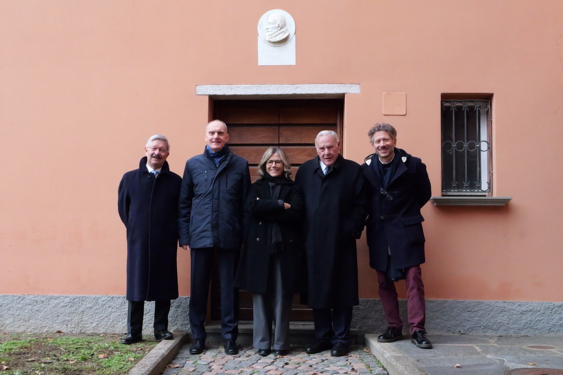 Scienze umane e naturali: Antonio Melli, Vicepresidente del Gruppo IBSA, Roberto Badaracco, Municipale di Lugano, Silvia Misiti, Direttore di Fondazione IBSA per la Ricerca Scientifica, Arturo Licenziati, Presidente e CEO del Gruppo IBSA, e Luigi Di Corato, Direttore della Divisione Cultura della Città di Lugano, dinanzi all’ingresso di Casa Carlo Cattaneo alla vigilia di Natale 2022 (Foto: Città di Lugano)