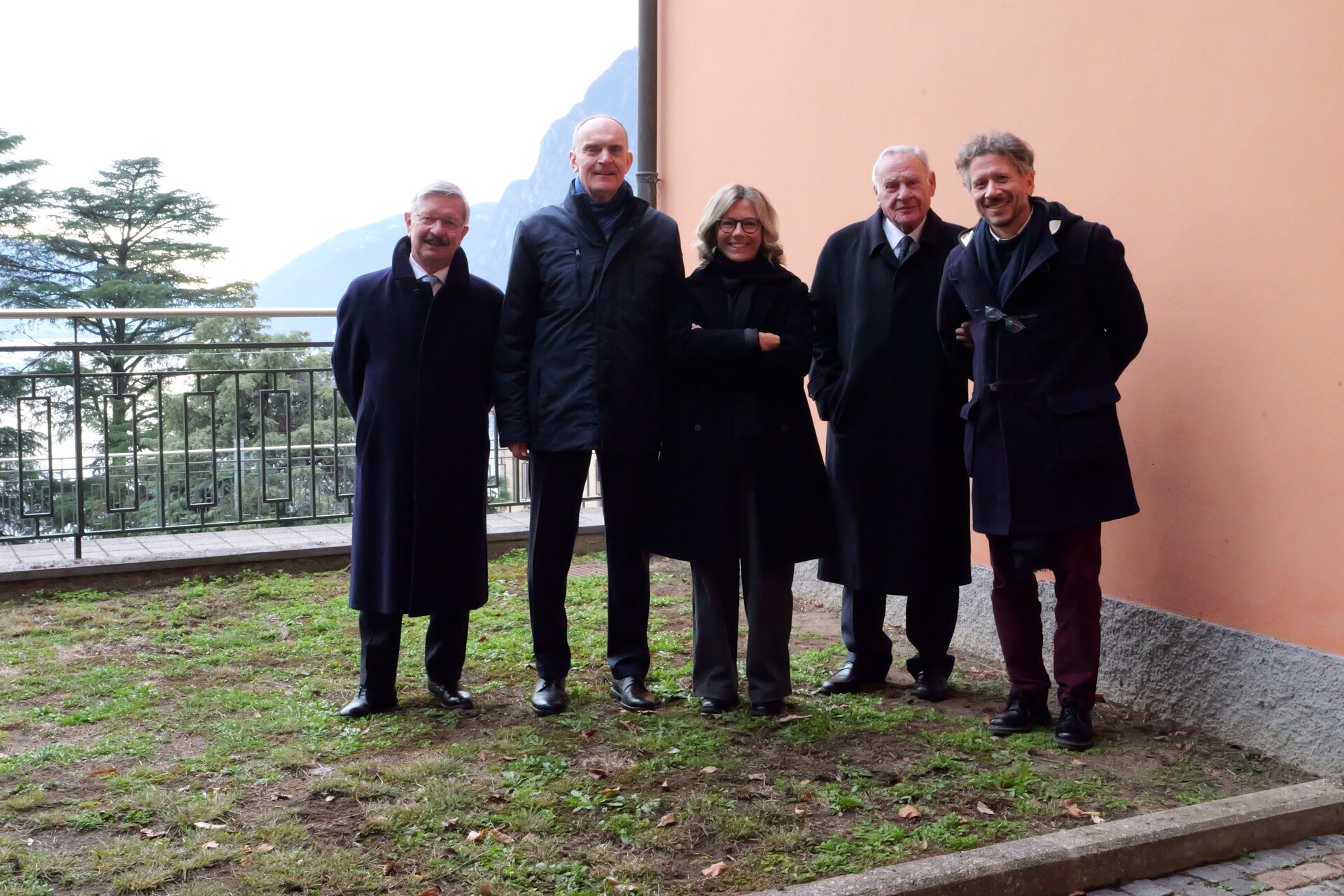 Scienze umane e naturali: Antonio Melli, Vicepresidente del Gruppo IBSA, Roberto Badaracco, Municipale di Lugano, Silvia Misiti, Direttore di Fondazione IBSA per la Ricerca Scientifica, Arturo Licenziati, Presidente e CEO del Gruppo IBSA, e Luigi Di Corato, Direttore della Divisione Cultura della Città di Lugano, dinanzi all’ingresso di Casa Carlo Cattaneo alla vigilia di Natale 2022 (Foto: Città di Lugano)