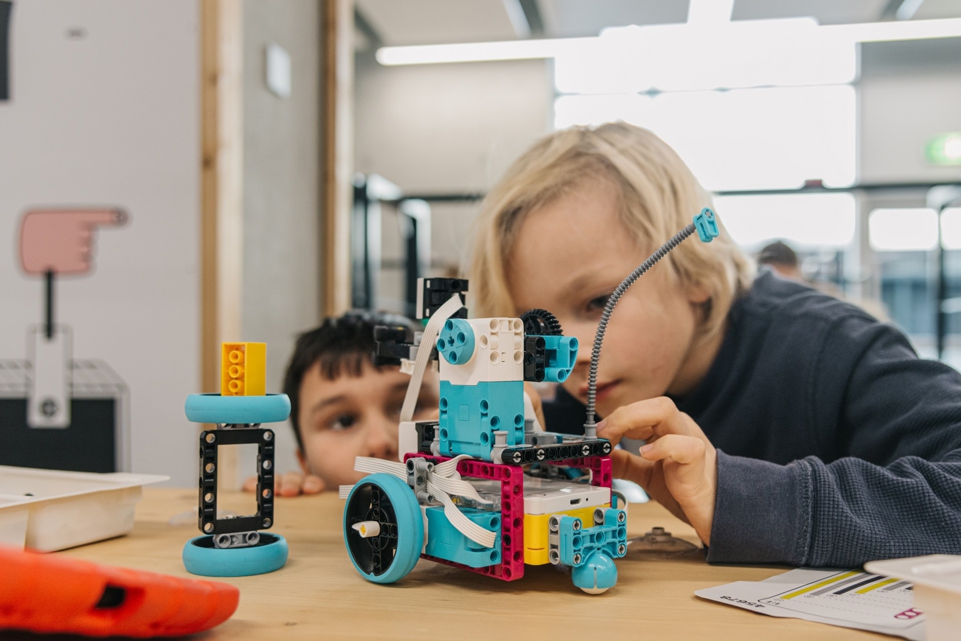 MiniNOI: da cinque anni il NOI Techpark di Bolzano porta i bambini di età compresa tra 6 e 12 anni alla scoperta del mondo attraverso la scienza