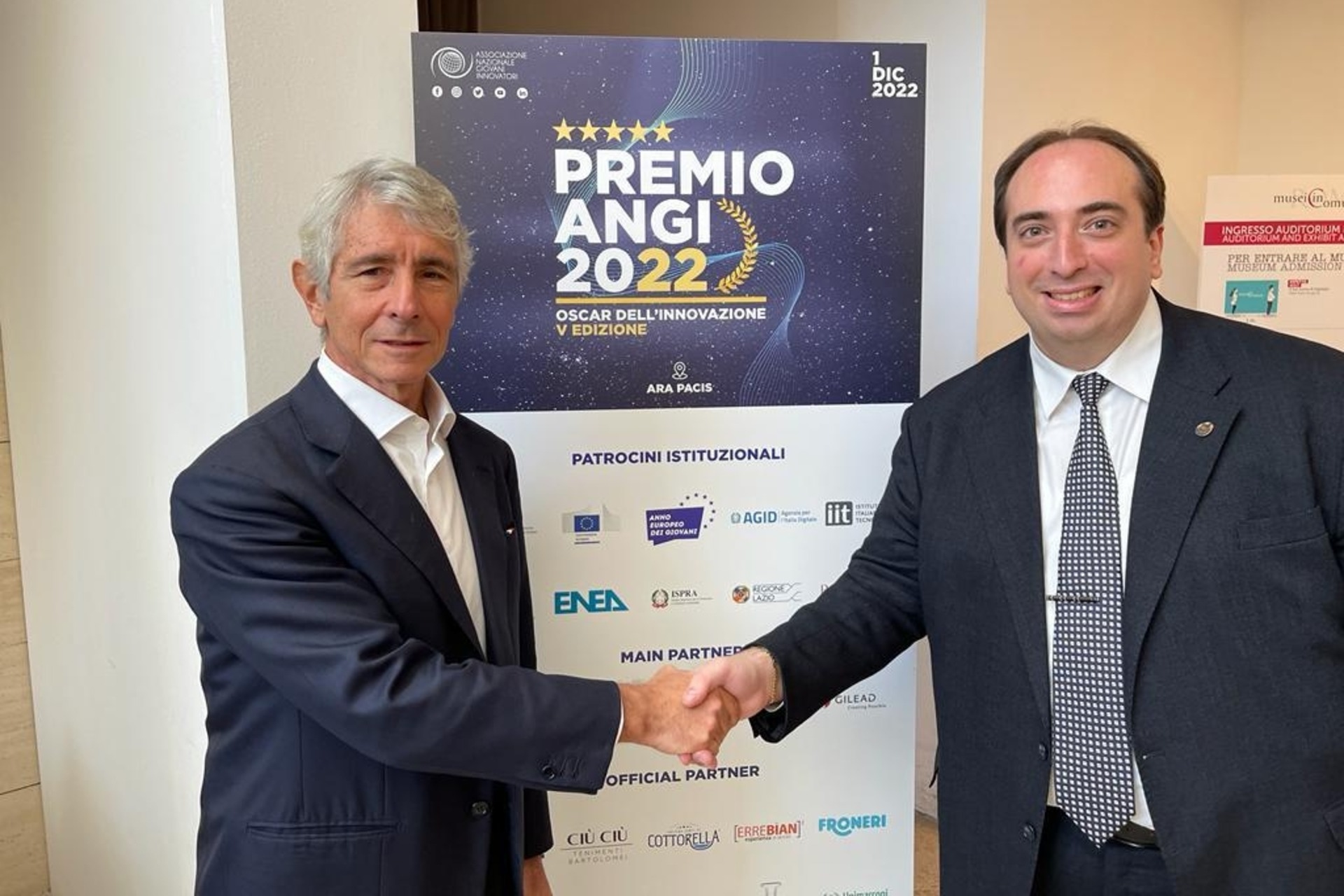 Oscar dell'Innovazione: Gabriele Ferrieri, Presidente dell’Associazione Nazionale Giovani Innovatori, e Andrea Abodi, Ministro per lo Sport e i Giovani della Repubblica Italiana, alla consegna del “Premio ANGI - Oscar dell’Innovazione” 2022