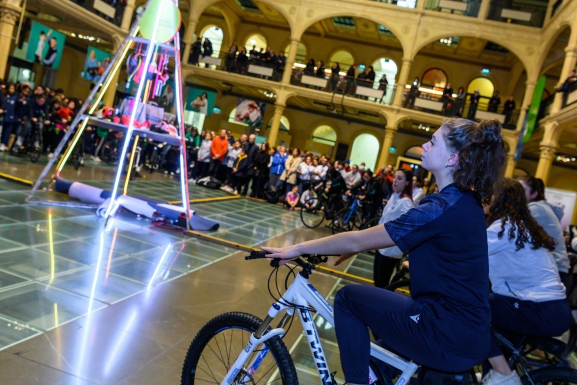 Natale sostenibile: le atlete bolognesi hanno pedalato per illuminare l'albero di Natale di Salaborsa
