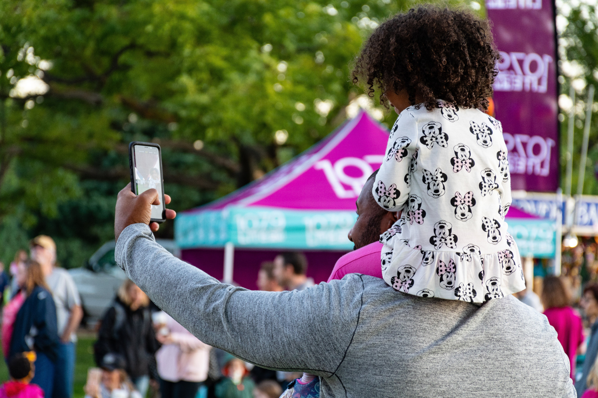 I bambini sui social: i bimbi potrebbero imparare a mostrarsi sui social proprio a causa delle nostre abitudini