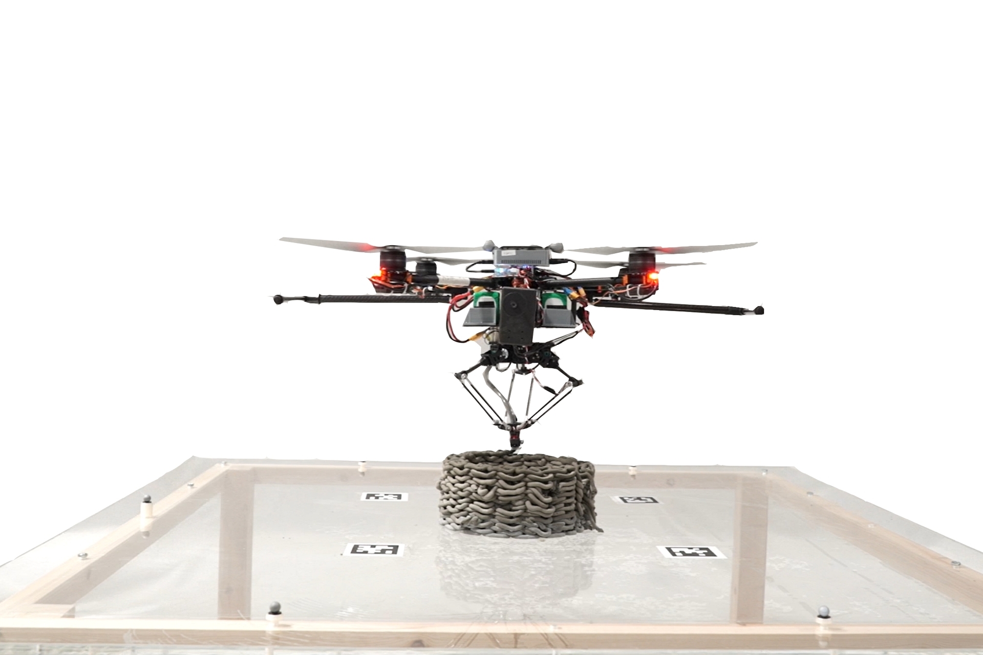 Droni collaborativi: l’Aerial Additive Manufacturing (Aerial-AM) è una tipologia di stampa 3D in cemento che utilizza un buildDrone personalizzato con un manipolatore a braccio a delta