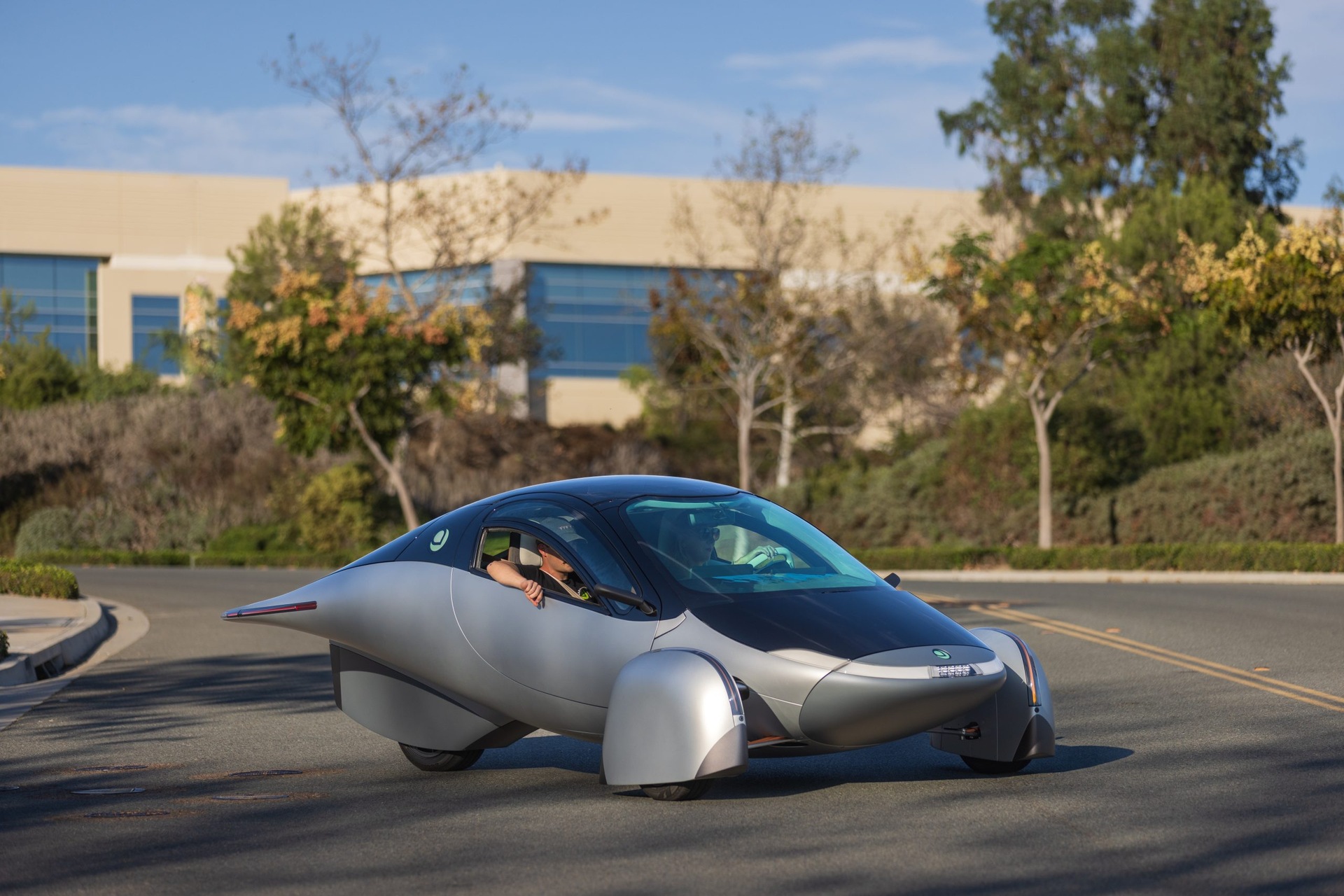 Auto solare: la Aptera Delta è l'automobile più sostenibile del mondo, con un'autonomia di 1600 km a batteria e 70 km ad energia solare