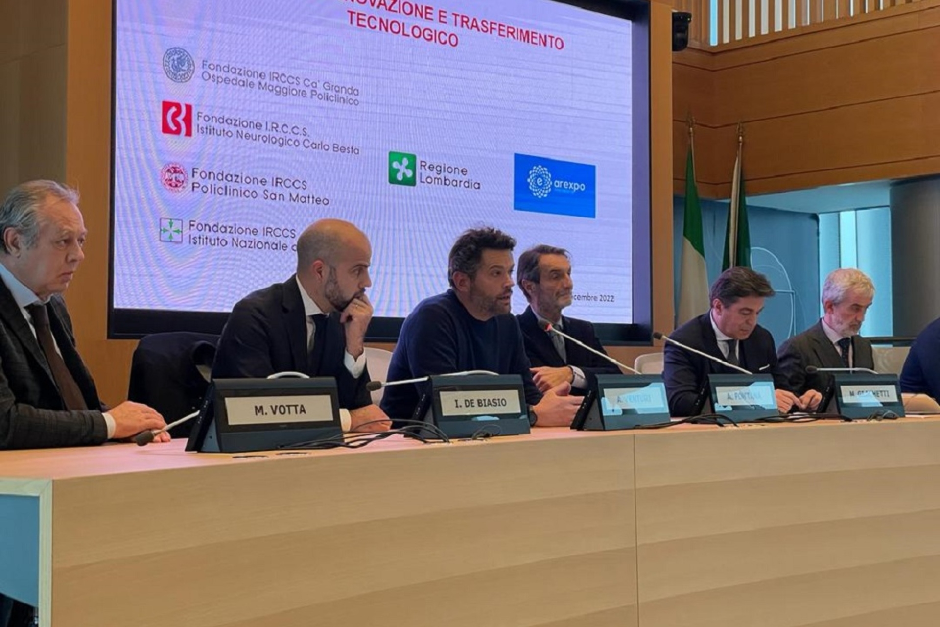 Scienze della vita: la conferenza stampa di presentazione a Palazzo Lombardia della “Fondazione per l’Innovazione e il Trasferimento Tecnologico sulle Scienze della Vita” o FITT