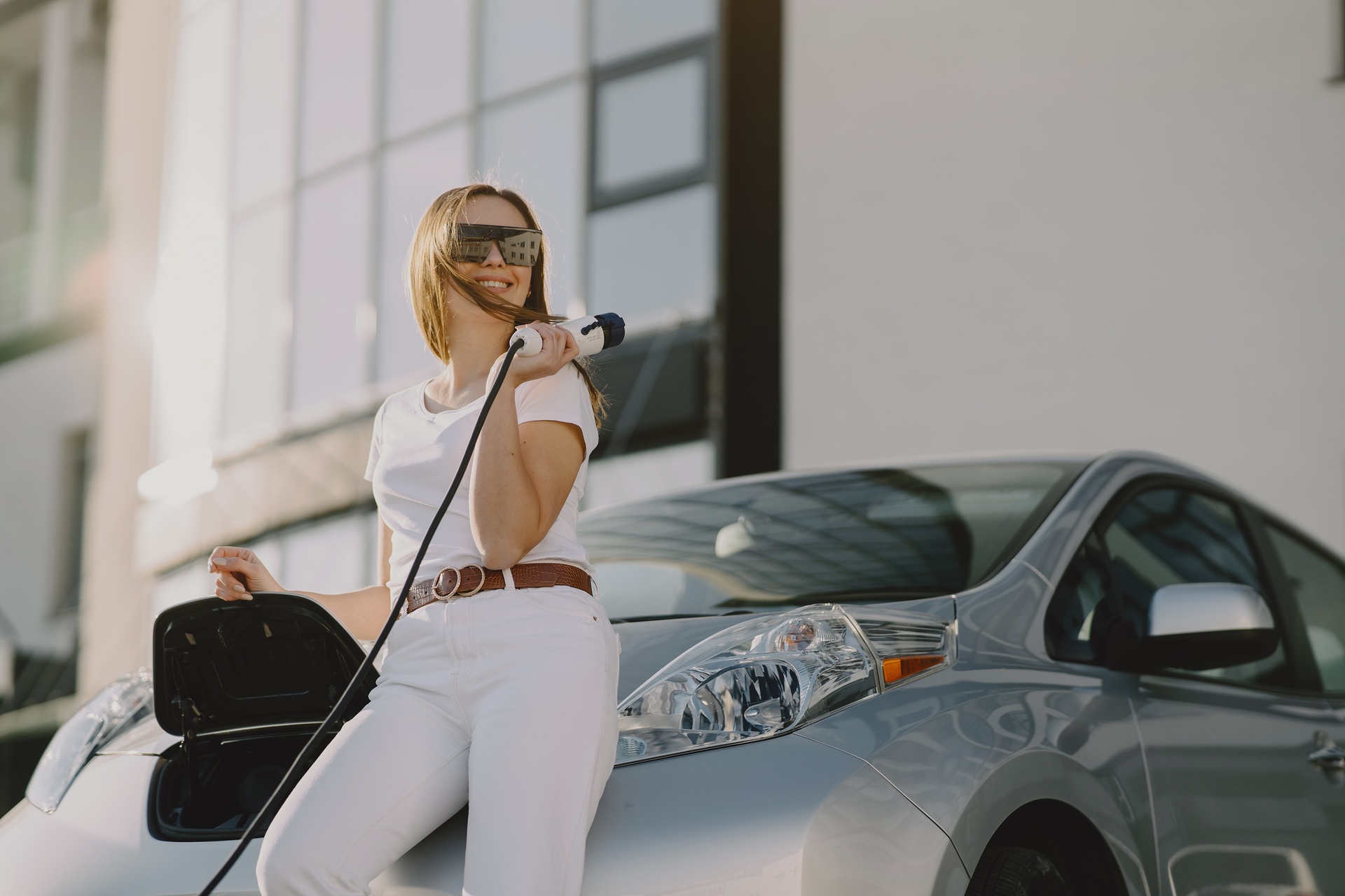 Mobilità elettrica: la mobilità elettrica si compone di veicoli a batteria, a idrogeno e a celle a combustibile e da veicoli alimentati con carburanti sintetici