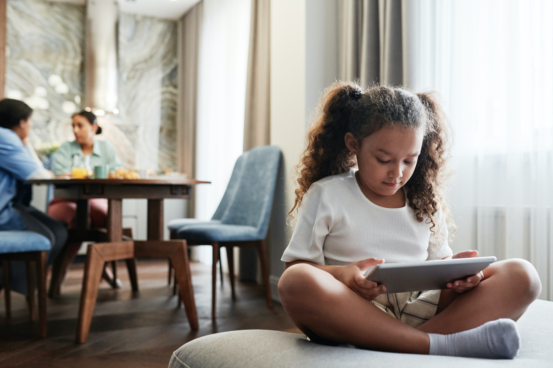 I bimbi sui social: la tecnologia e i social possono mettere in stand-by i bisogni relazionali del bambino o della bambina