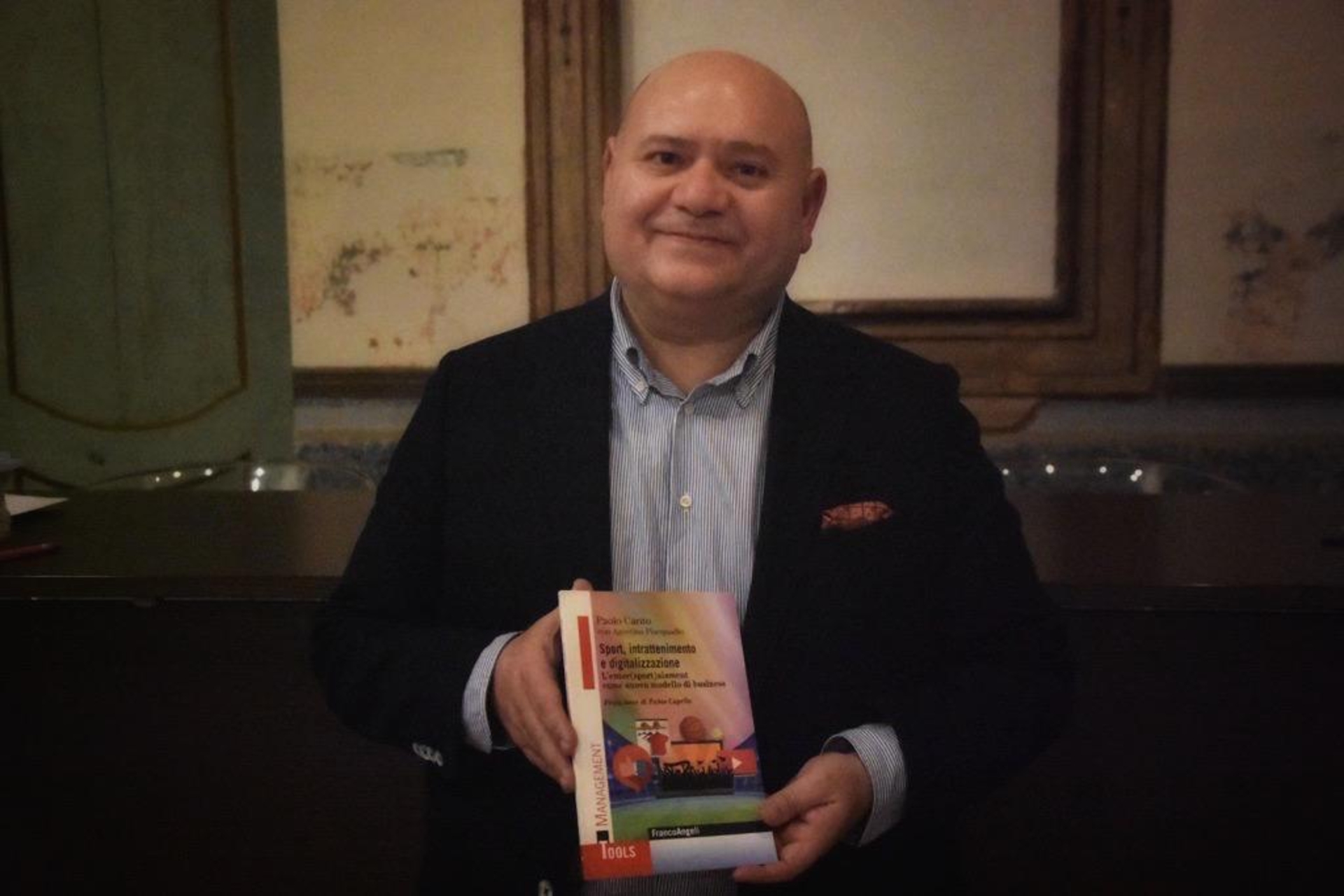 entersportainment: l’autore Paolo Carito con una copia del libro “Sport, Intrattenimento e Digitalizzazione. L’enter(sport)ainment come nuovo modello di business”, scritto con Agostino Piacquadio e pubblicato da Franco Angeli Editore
