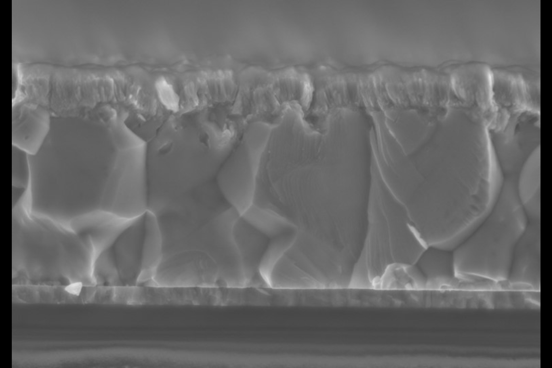 Celle solari bifacciali: le celle solari CIGS bifacciali sono costituite da strati molto sottili, soltanto 3 µm in totale per i materiali attivi: depositato sopra un contatto elettrico trasparente, lo strato policristallino CIGS assorbe la luce sia dal lato anteriore che da quello posteriore