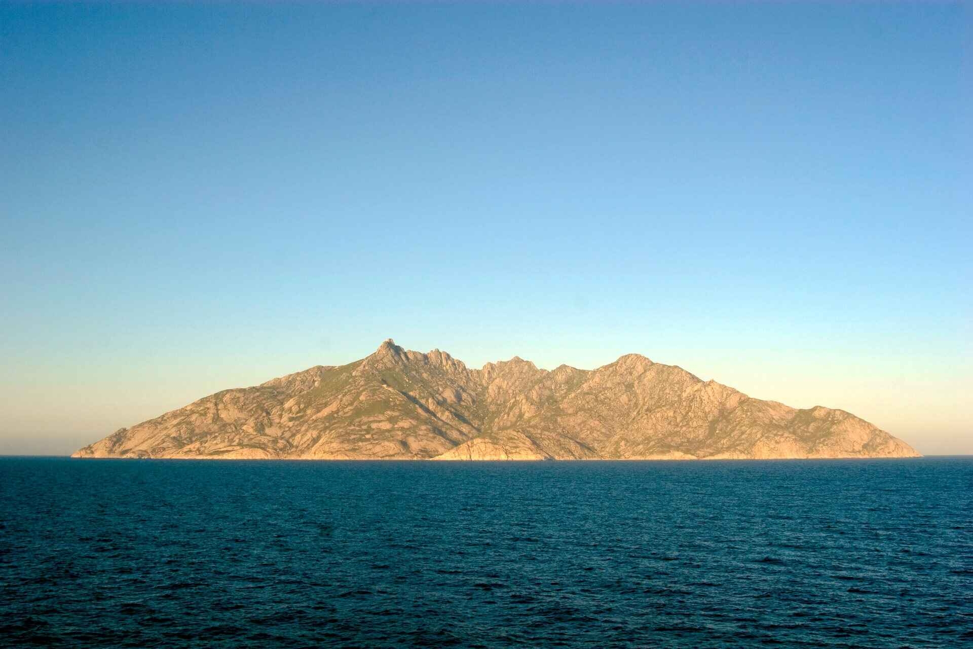 Letteratura innovativa: l'isola di Montecristo è situata nel Mar Tirreno e fa parte dell'arcipelago toscano: amministrativamente è inclusa nel comune di Portoferraio e, quindi, nella provincia di Livorno, che ospita lo scrittore di fantascienza dai nobili natali Edoardo Volpi Kellermann