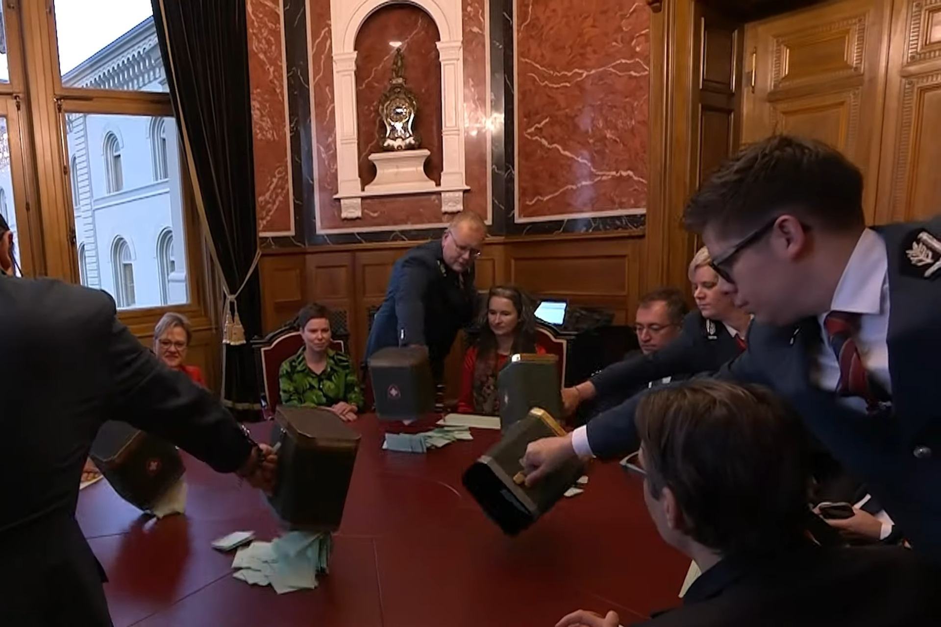 Consiglio Federale: lo scrutinio dei voti preliminare alla elezione dei Consiglieri Federali svizzeri Albert Rösti ed Elizabeth Baume-Schneider per il 2023