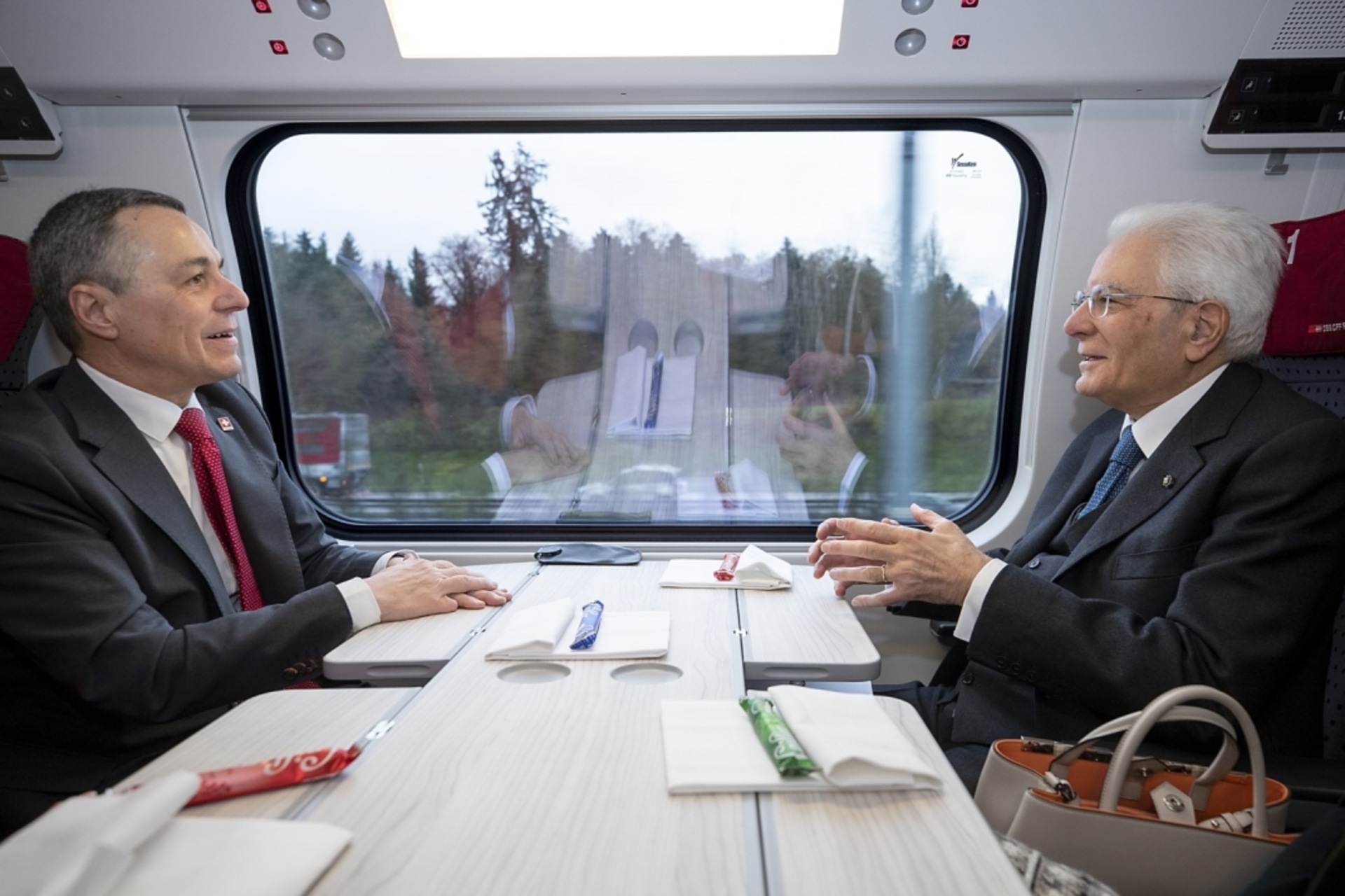 Sergio Mattarella ha viaggiato in treno fra Berna e Zurigo accanto a Ignazio Cassis, Presidente della Confederazione Elvetica, in occasione della sua visita di tre giorni in Svizzera il 28, 29 e 30 novembre 2022