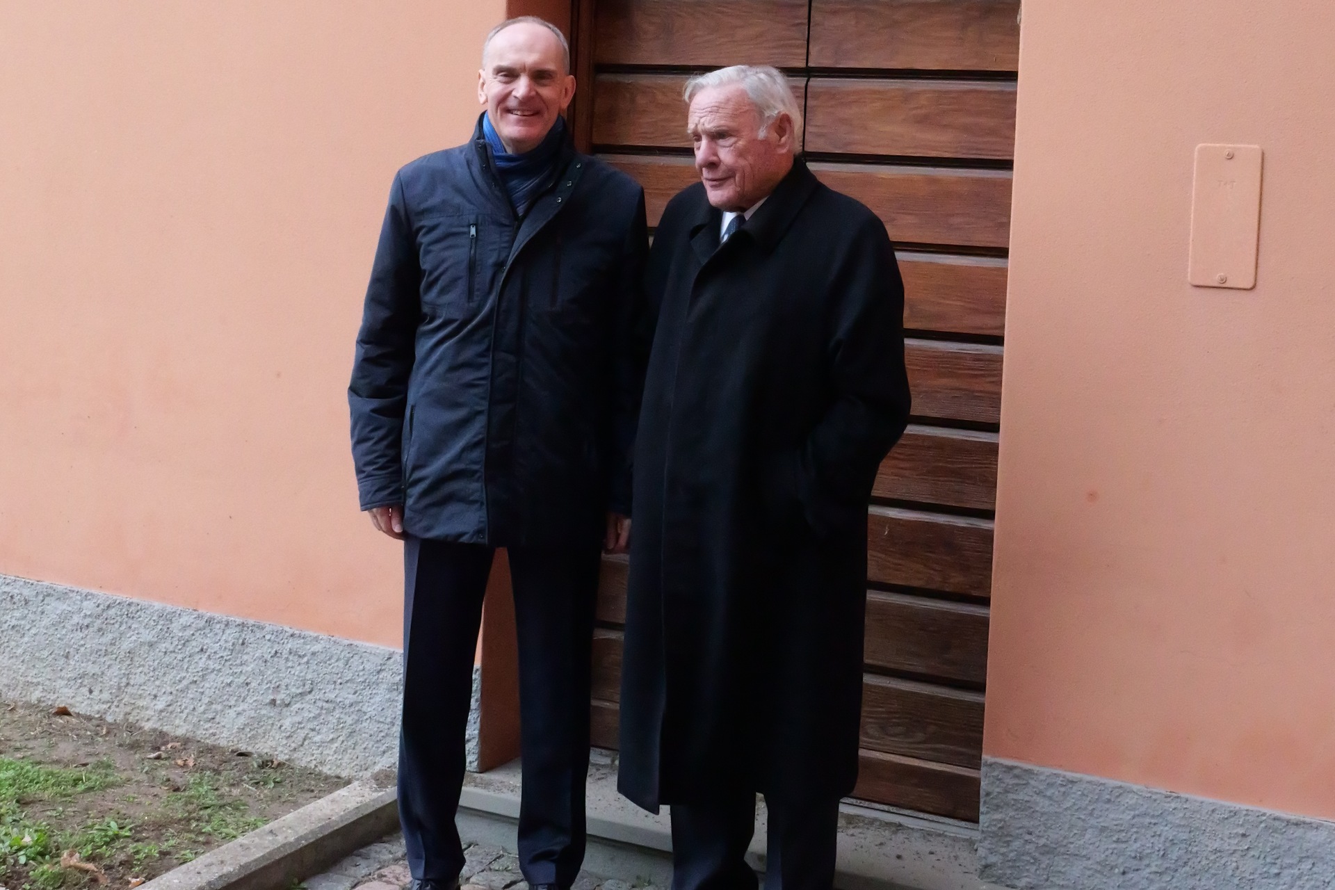 Scienze umane e naturali: Roberto Badaracco, Municipale di Lugano, e Arturo Licenziati, Presidente e CEO del Gruppo IBSA, all’ingresso di Casa Carlo Cattaneo alla vigilia di Natale 2022