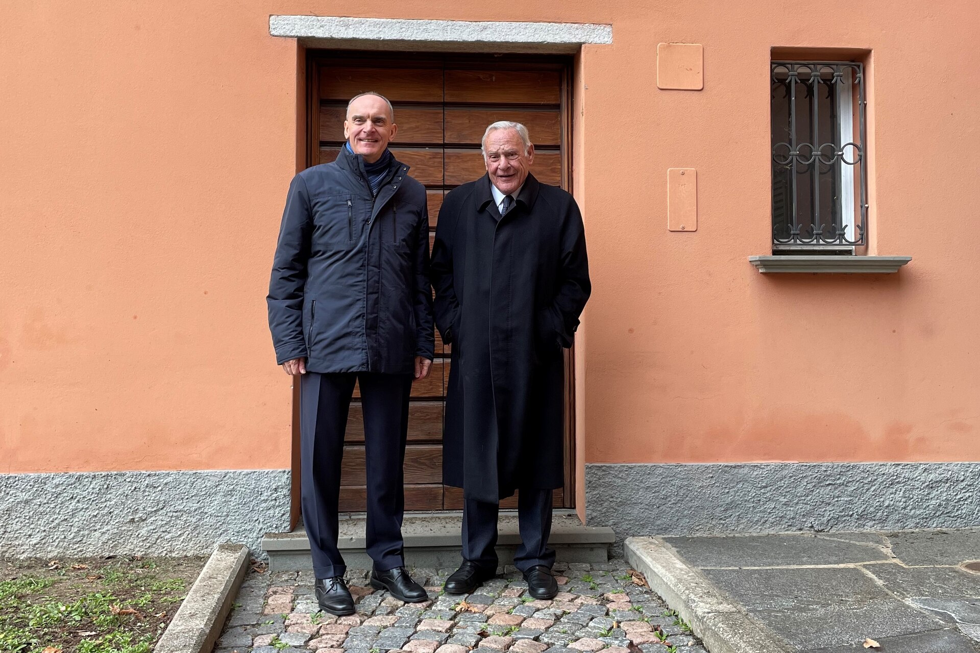 Scienze umane e naturali: Roberto Badaracco, Municipale di Lugano, e Arturo Licenziati, Presidente e CEO del Gruppo IBSA, all’ingresso di Casa Carlo Cattaneo alla vigilia di Natale 2022