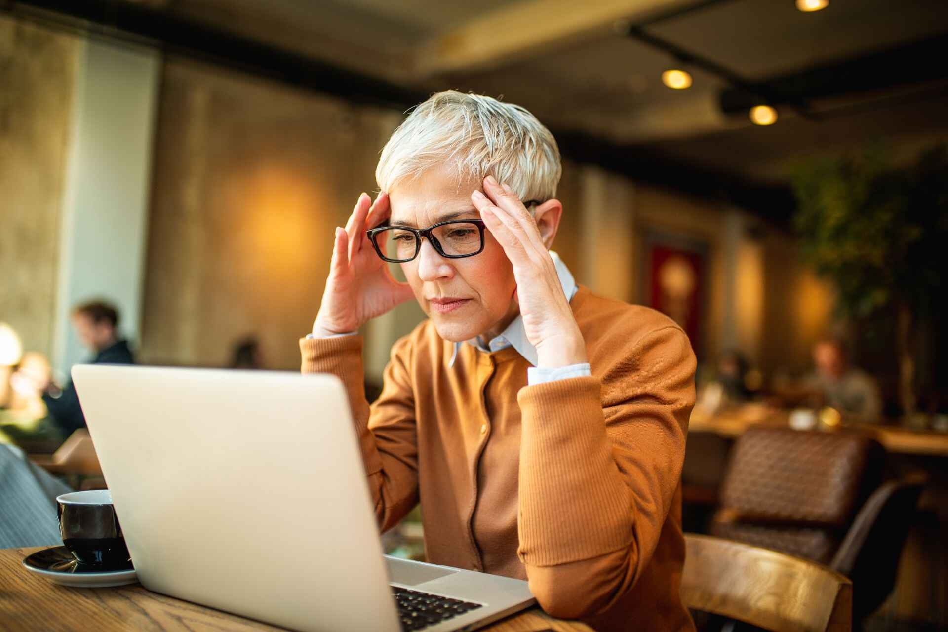 Dermatite: anche lo stress lavorativo può avere conseguenze negative, causando pelle arrossata, infiammazione, irritazione dell'epidermide, gonfiore cutaneo