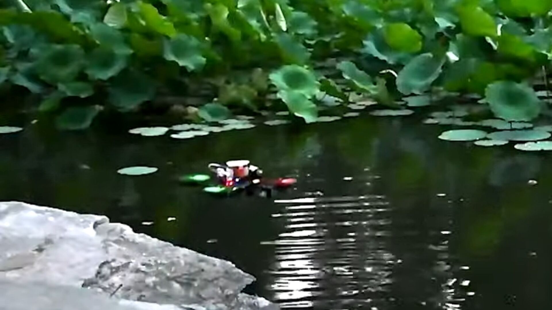 Drone aria-acqua: un nuovo robot aero-acquatico ha ridotto a un secondo il transitorio di movimento fra gas e liquido