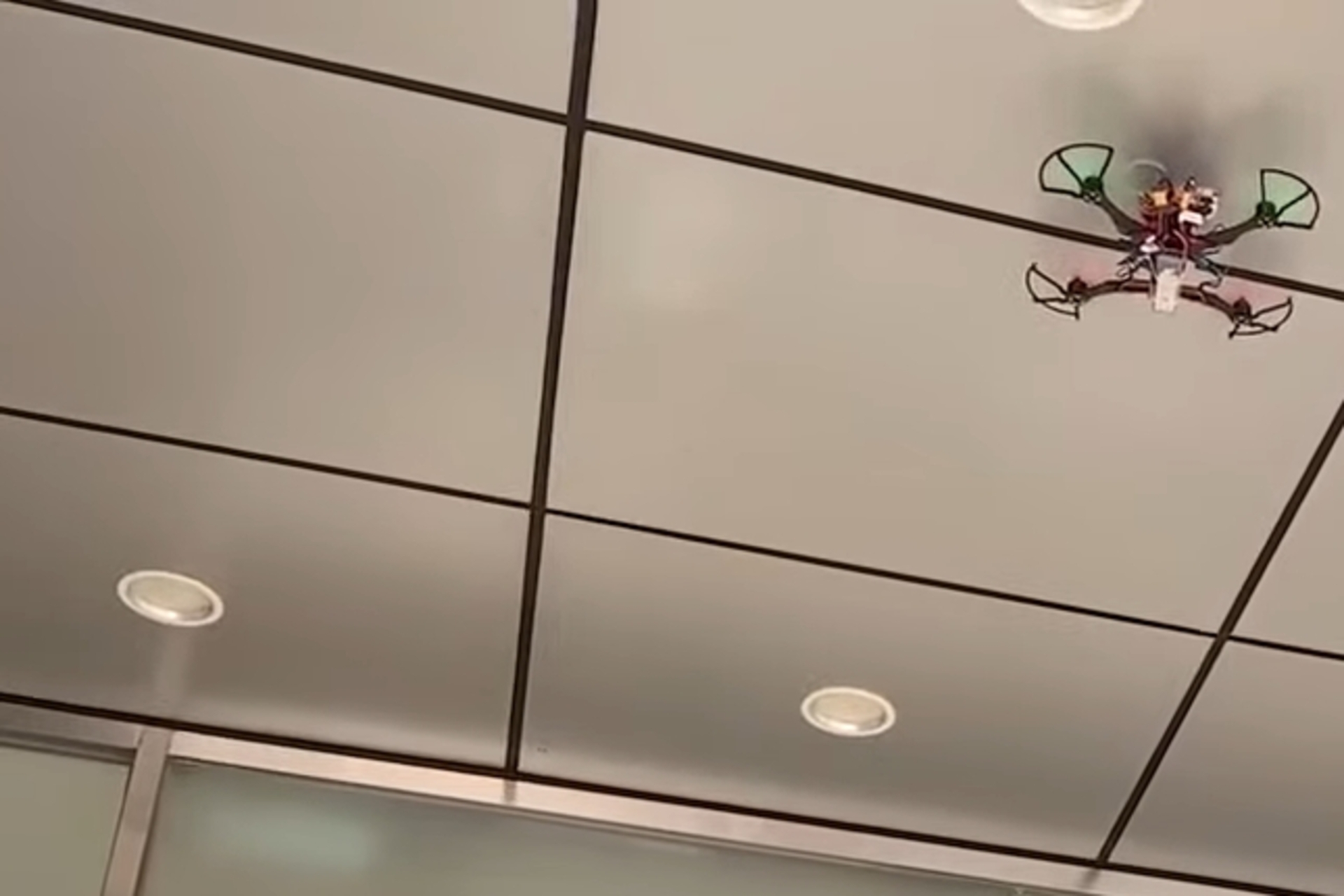 Drone aria-acqua: un nuovo robot aero-acquatico ha ridotto a un secondo il transitorio di movimento fra gas e liquido