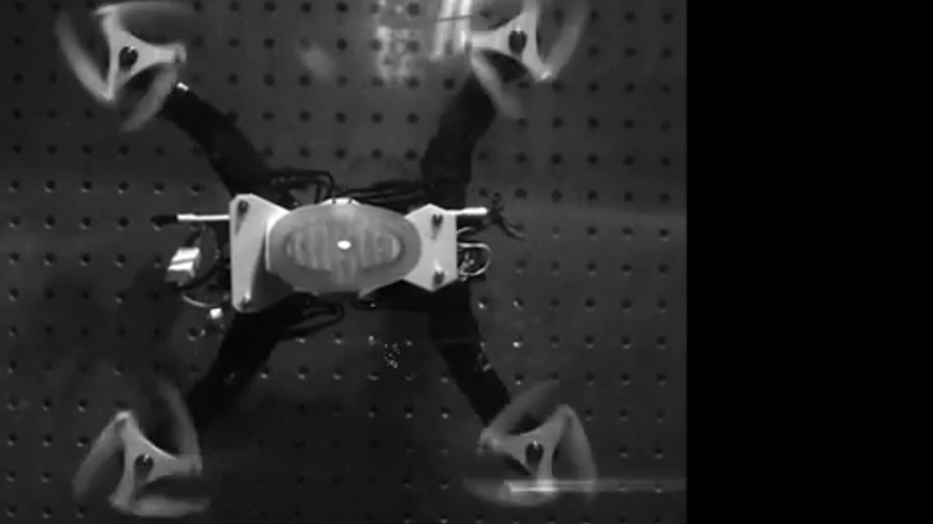 Drone aria-acqua: un nuovo robot aero-acquatico ha ridotto a un secondo il transitorio di movimento fra gas e liquido