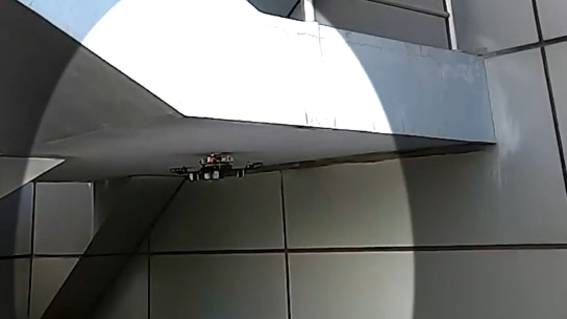 Drone aria-acqua: un nuovo robot aero-acquatico ha ridotto a un secondo il transitorio di movimento fra gas e liquido