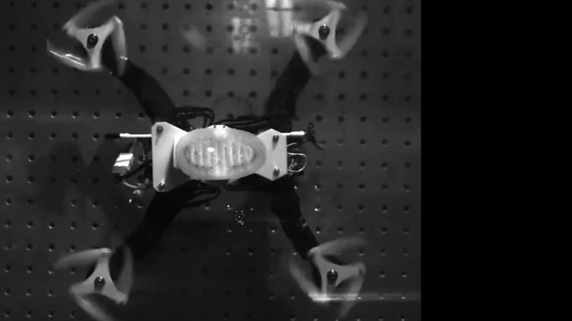 Drone aria-acqua: un nuovo robot aero-acquatico ha ridotto a un secondo il transitorio di movimento fra gas e liquido