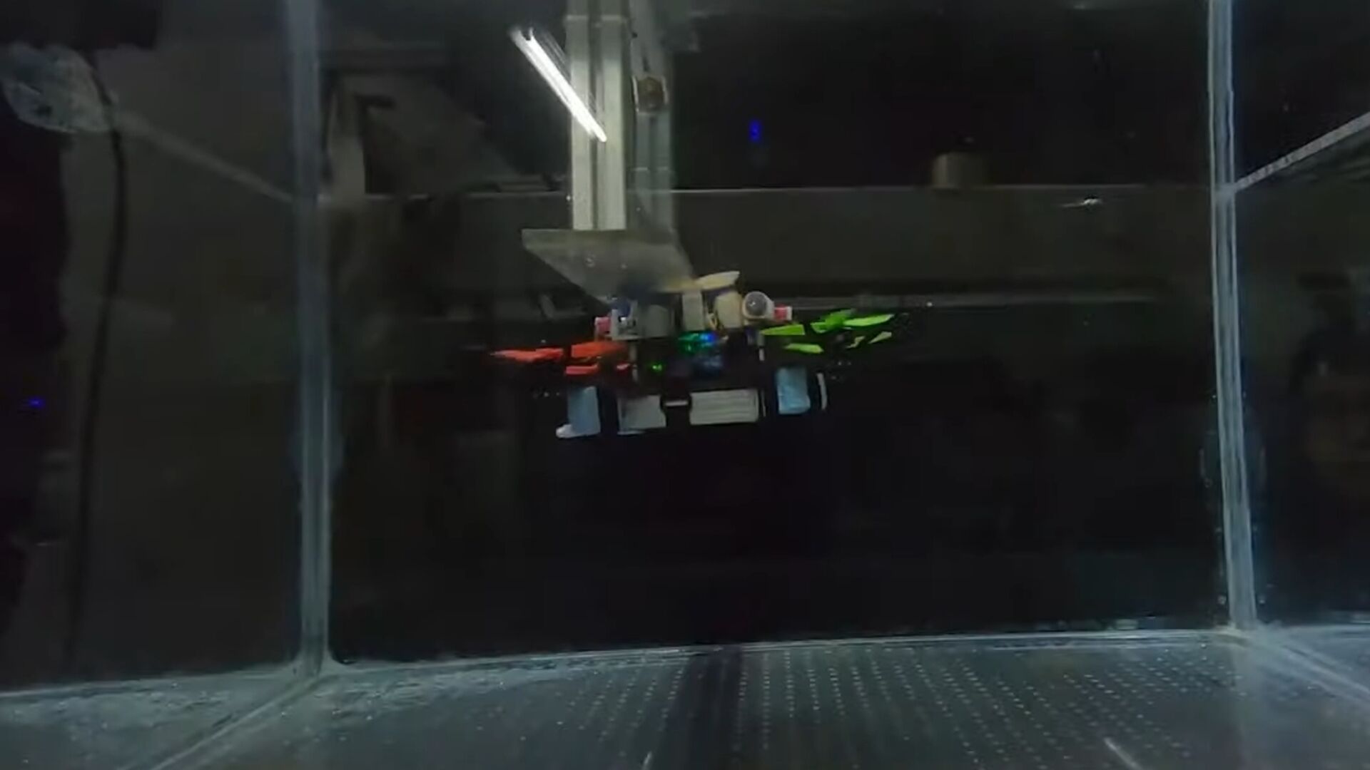 Drone aria-acqua: un nuovo robot aero-acquatico ha ridotto a un secondo il transitorio di movimento fra gas e liquido