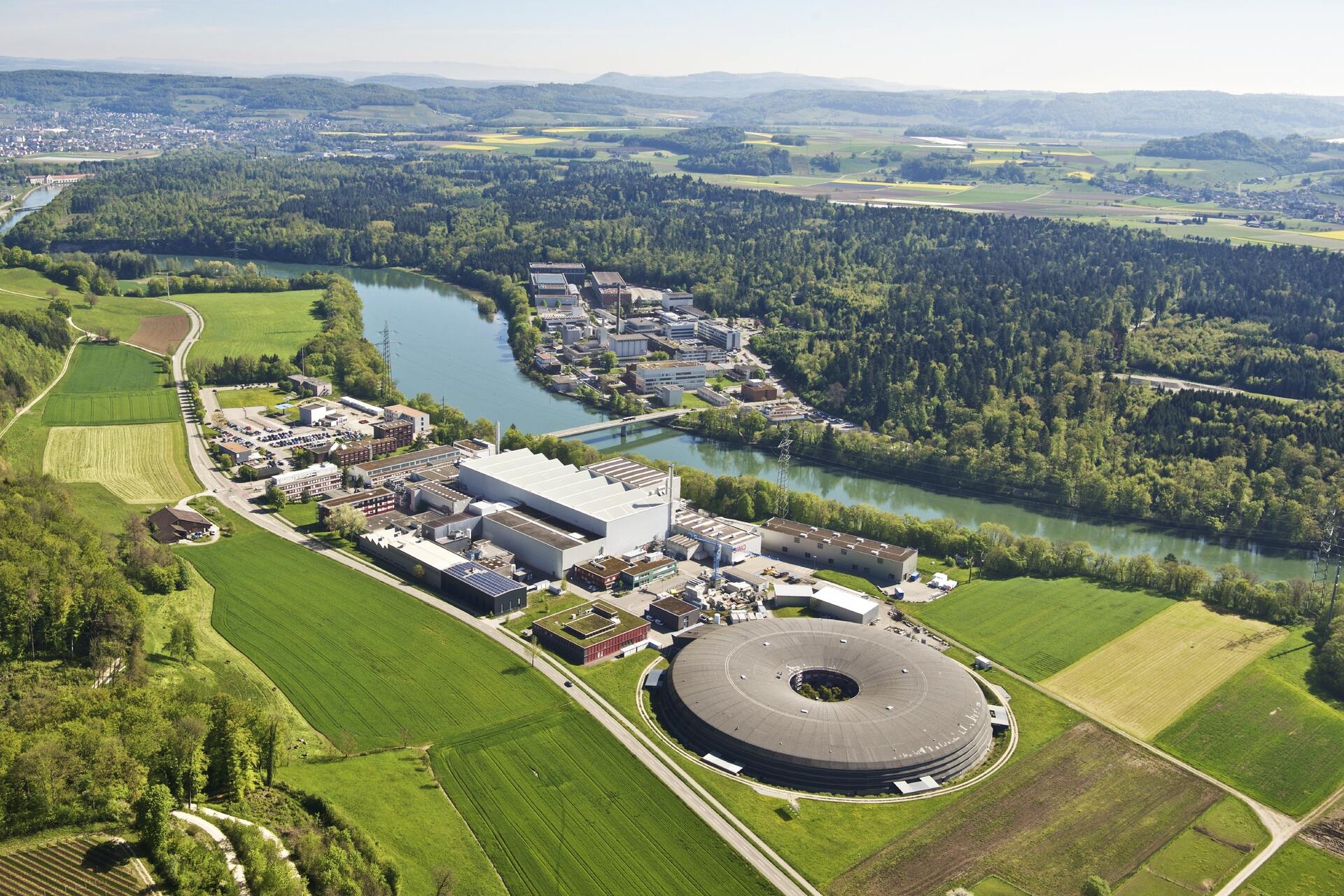Transistor commutabili con la luce: vista a volo d’uccello del campus di ricerca dell'Istituto Paul Scherrer fra Villigen e Würenlingen nel Cantone di Argovia