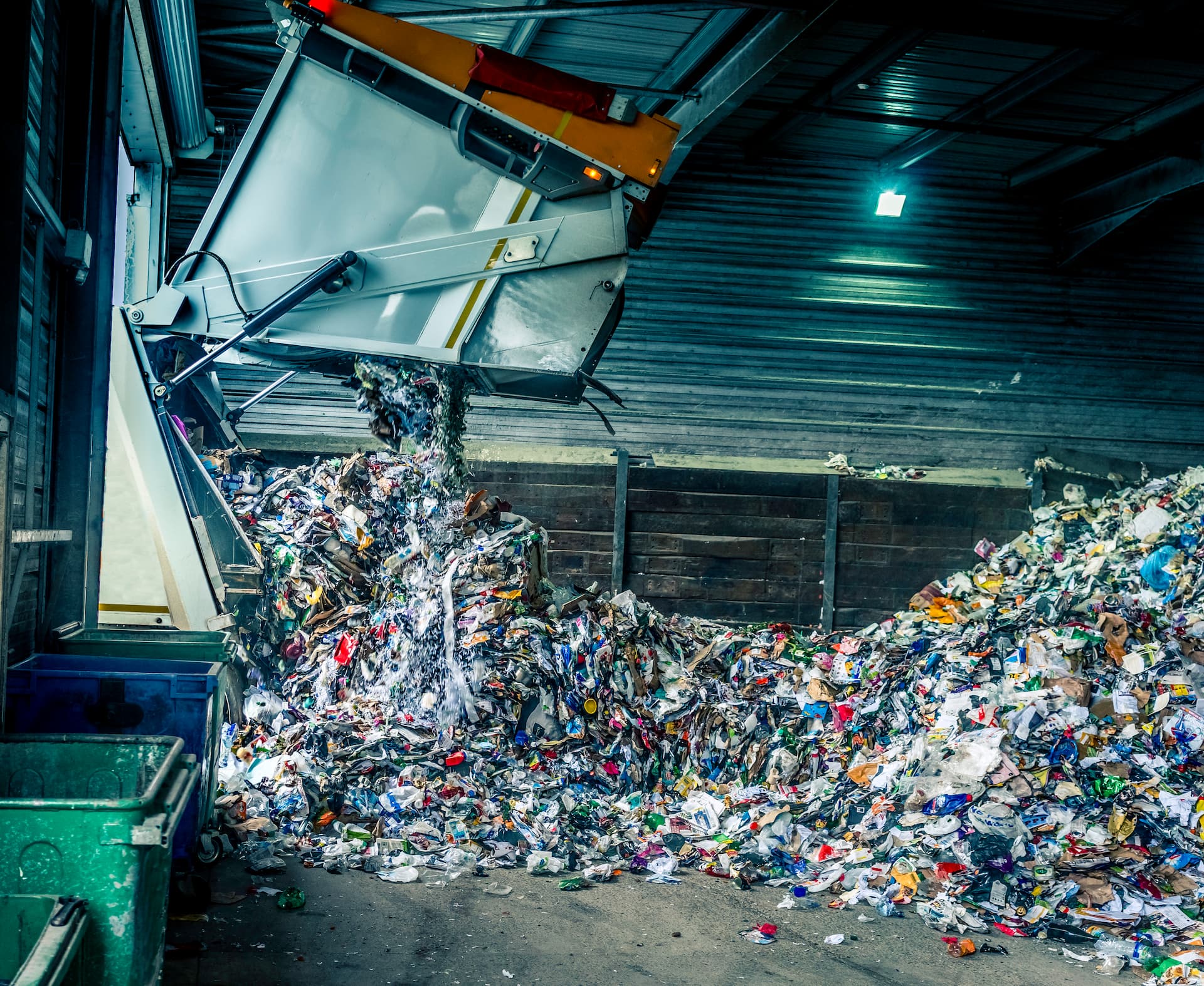 Uno dei dati negativi evidenziati da Assoambiente riguarda il numero degli impianti di recupero della materia, che in Italia non sono abbastanza e sono concentrati prevalentemente nelle regioni centrali e settentrionali del paese (Foto: CarryOnDroning - iStock)