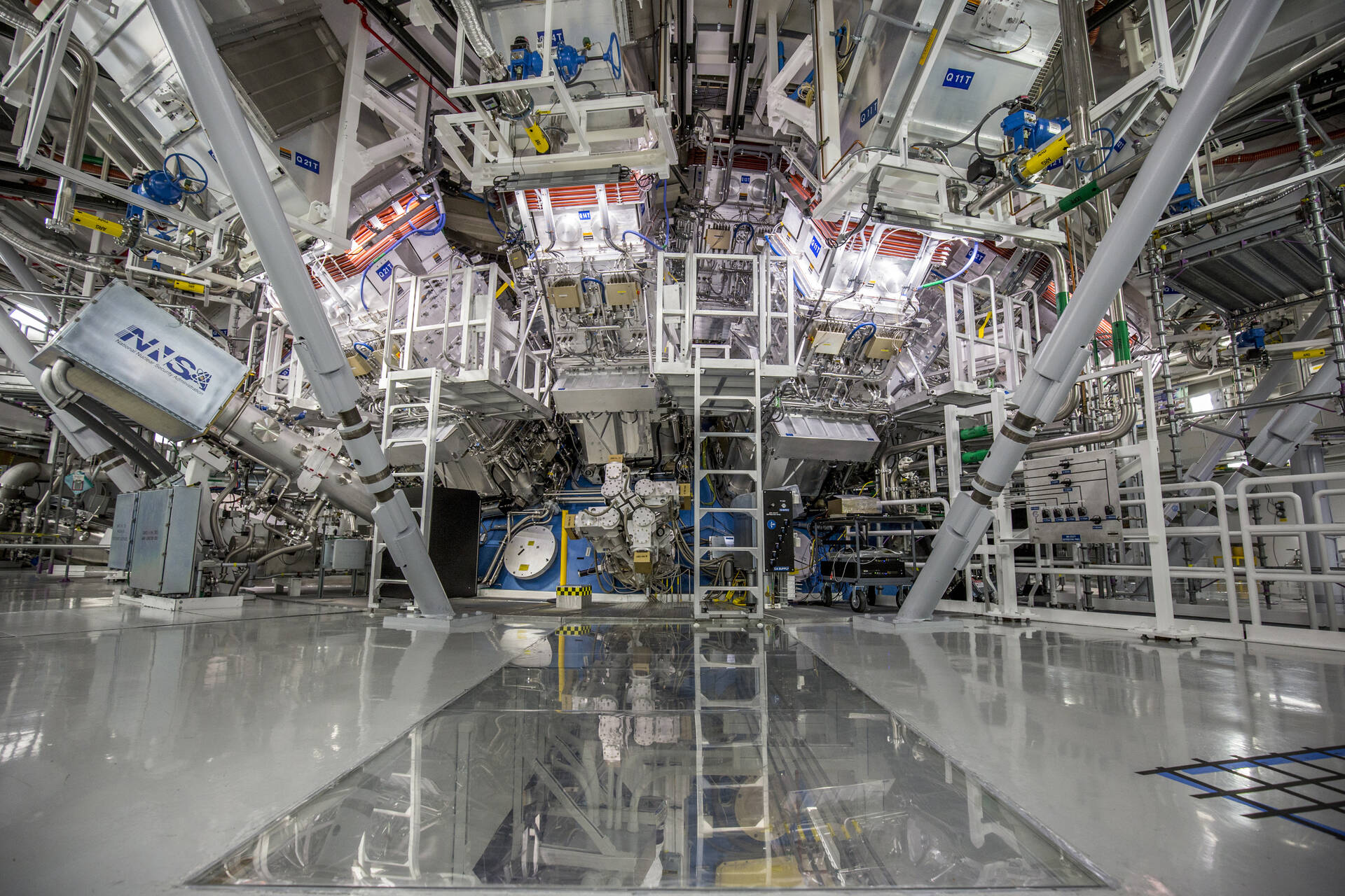 Fusione nuclerare: la camera del bersaglio della National Ignition Facility del Lawrence Livermore National Labs in California, dove 192 fasci laser hanno erogato più di 2 milioni di joule di energia ultravioletta a una minuscola pallina di combustibile per creare l'attivazione della fusione nucleare il 5 dicembre 2022