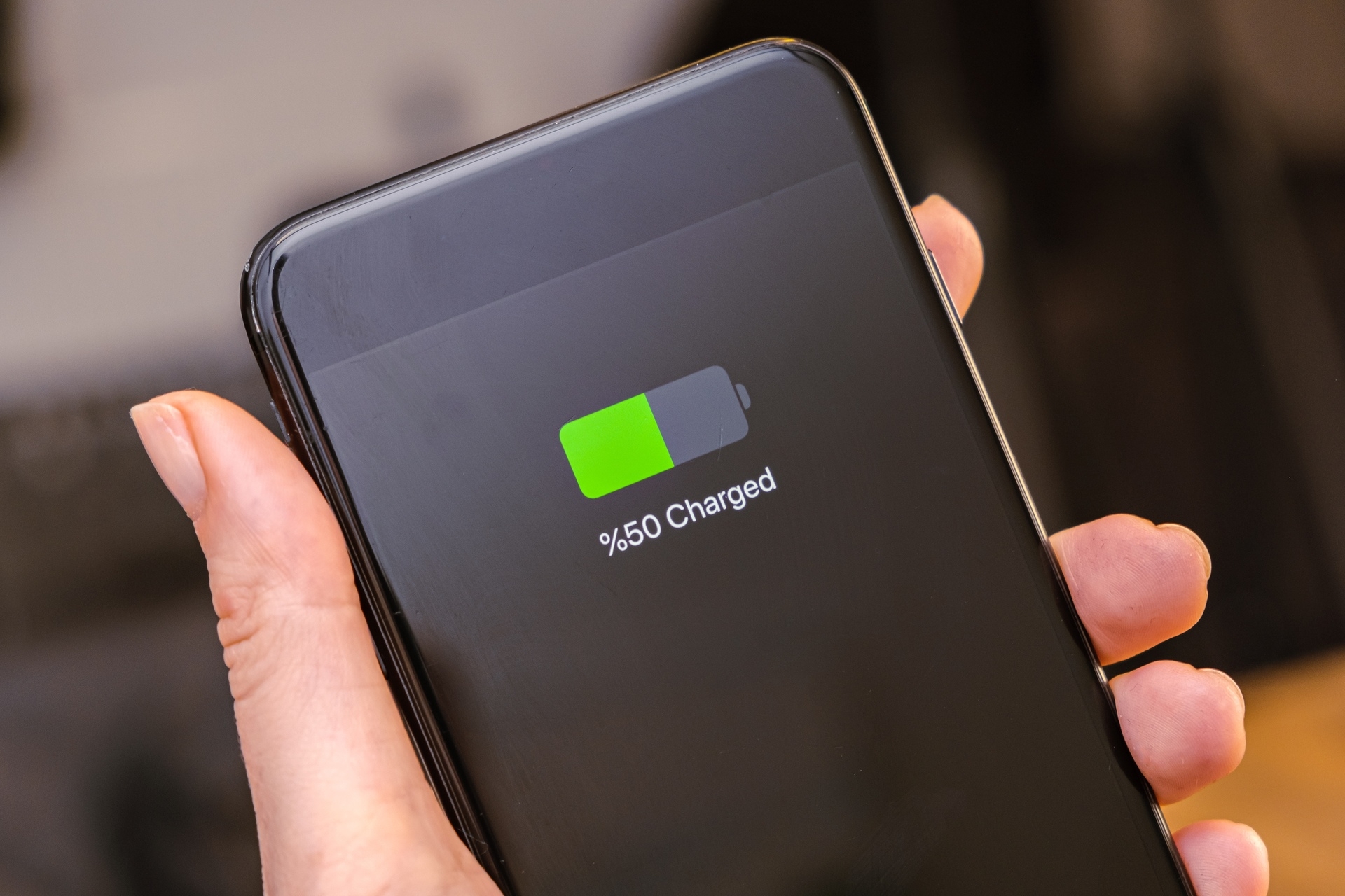 smartphone sostenibili: le proposte dell’Unione Europea sugli smartphone mirano a obiettivi importanti: migliorare il rendimento dei dispositivi sul lungo periodo e garantire ai consumatori di riparare facilmente i propri cellulari in caso di malfunzionamento 
