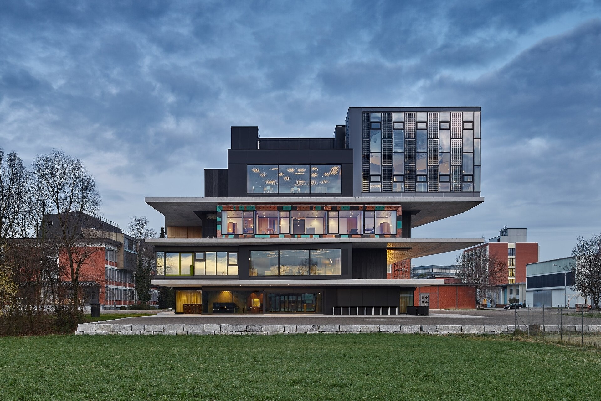 riscaldamento intelligente: l’edificio NEST (acronimo di Next Evolution in Sustainable Building Technologies) accoglie le sedi degli istituti federali EMPA ed EAWAG a Dübendorf nel Canton Zurigo ed è il primo fabbricato al mondo costruito interamente con strumenti digitali (Foto: EMPA)