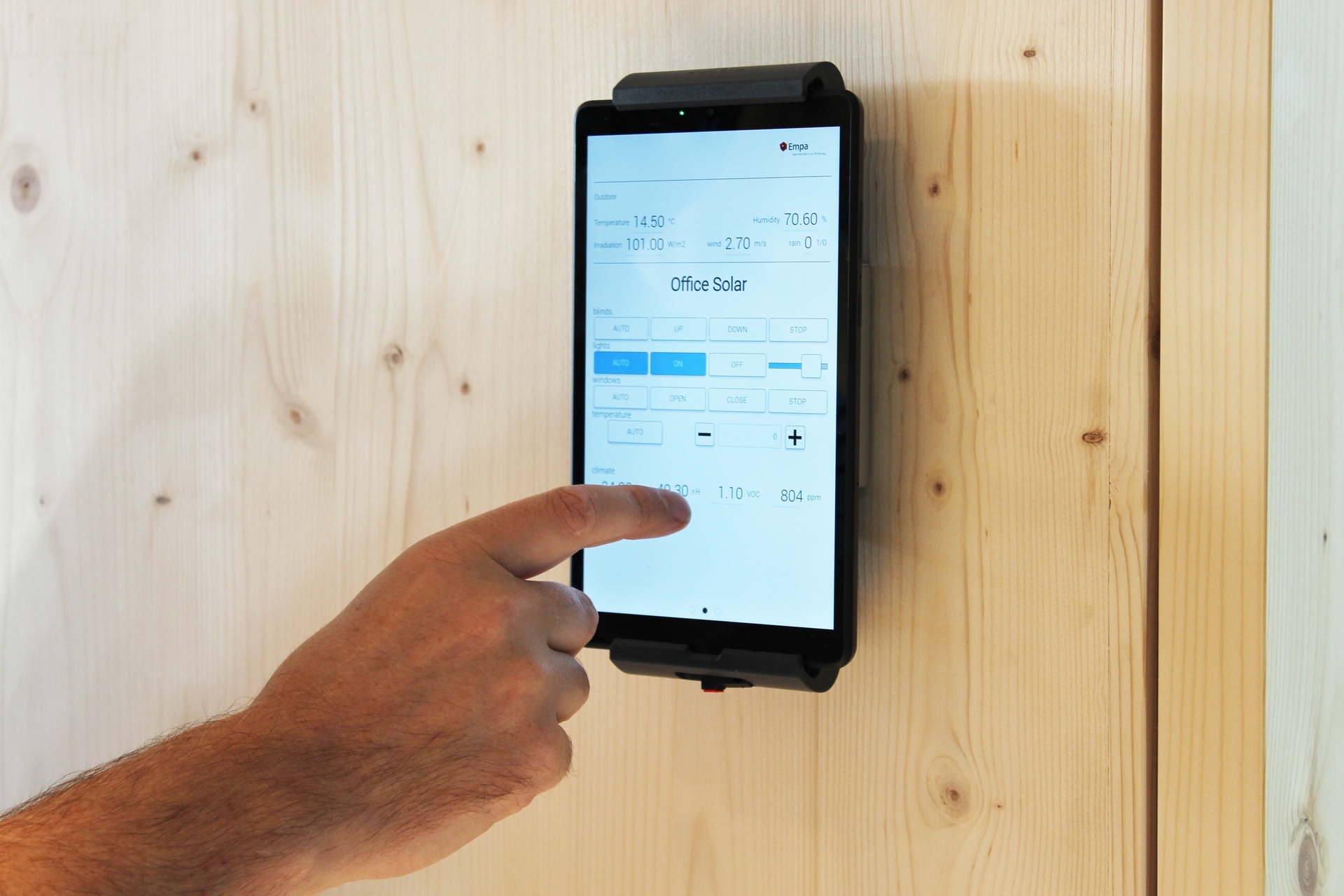 riscaldamento intelligente: nel NEST di Dübendorf l'elettricità per il funzionamento del centro dati è fornita dagli impianti fotovoltaici delle unità dell’edificio e del dimostratore di mobilità dell'EMPA, “move” (Foto: EMPA)